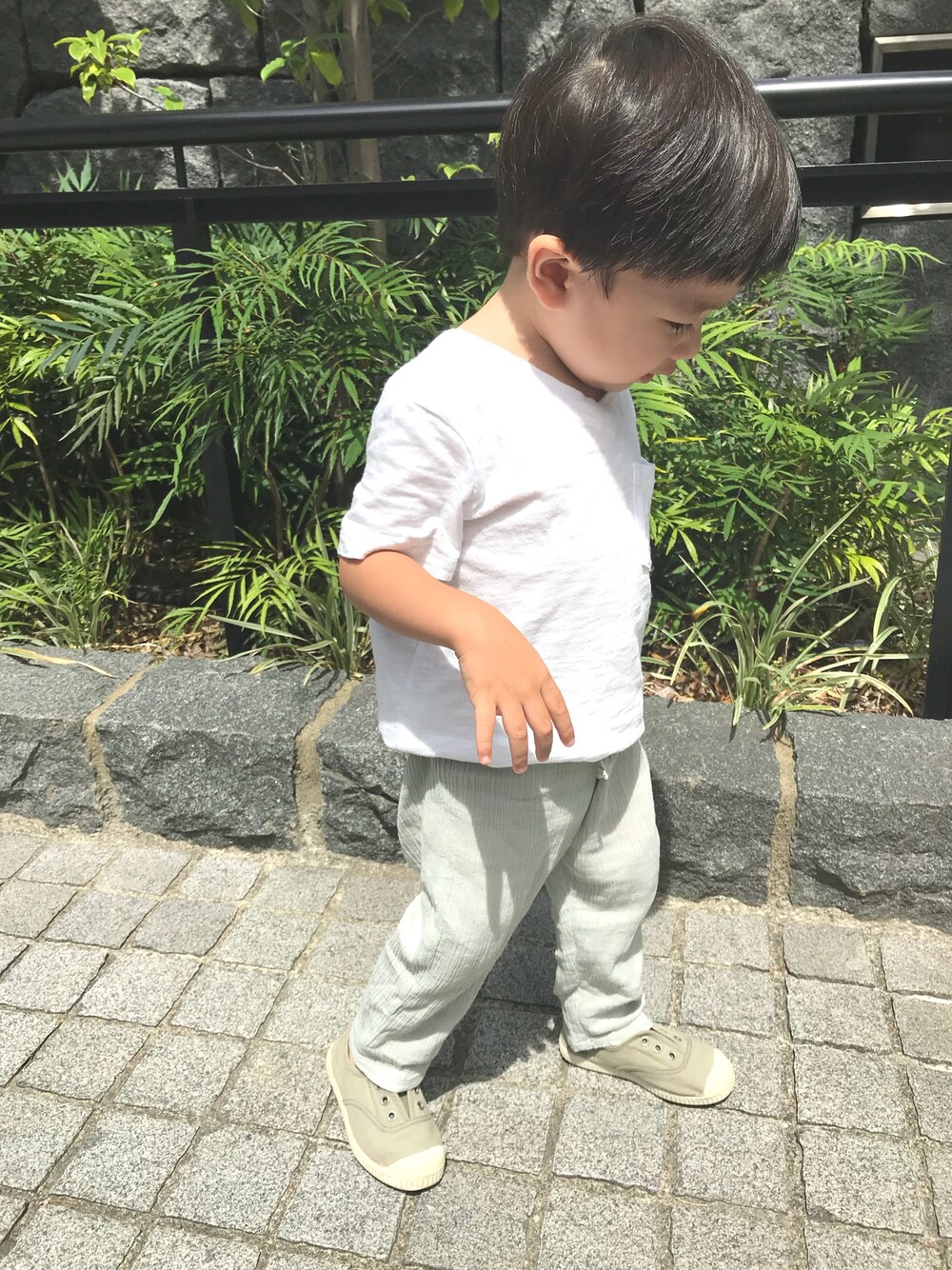 「babygap、caramelbaby&child、caramellondon、cienta、2歳、2歳3ヶ月、シンプルコーデ、キッズコーデ、キッズファッション、海外子供服」｜「babyGAPのアイテム（Tシャツ/カットソー、ホワイト系）」を使った、TSUYOさん（キッズ・90cm）の夏コーディネートの1枚目の写真
