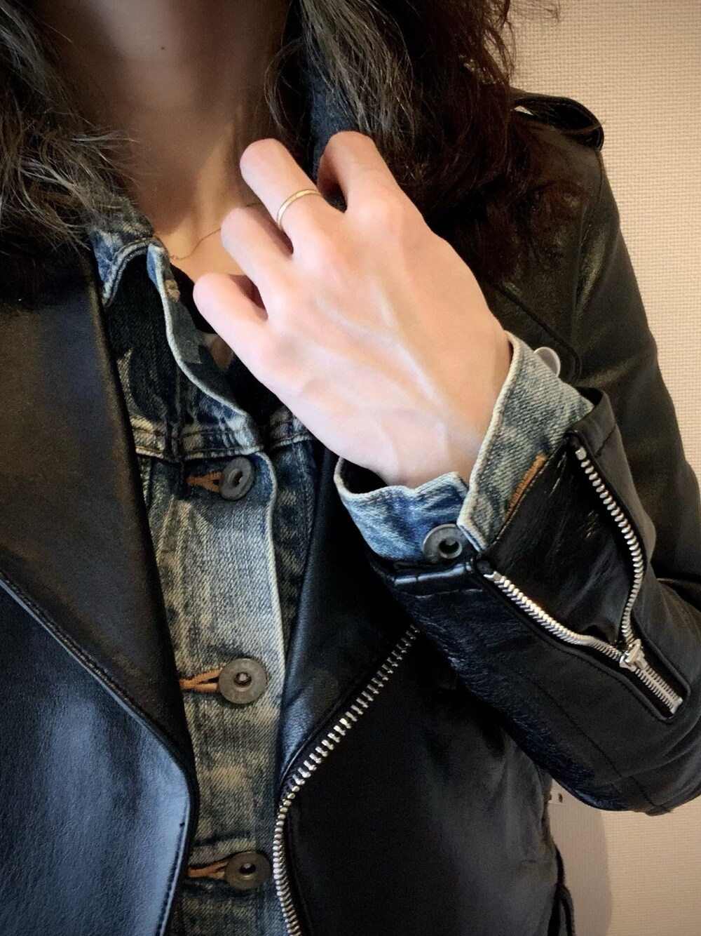 「ootd、ライダース、デニムジャケット、TODAYFUL」｜「TODAYFULのアイテム（ライダースジャケット、ブラック系）」を使った、kaoriさん（レディース・156cm）の春コーディネートの1枚目の写真