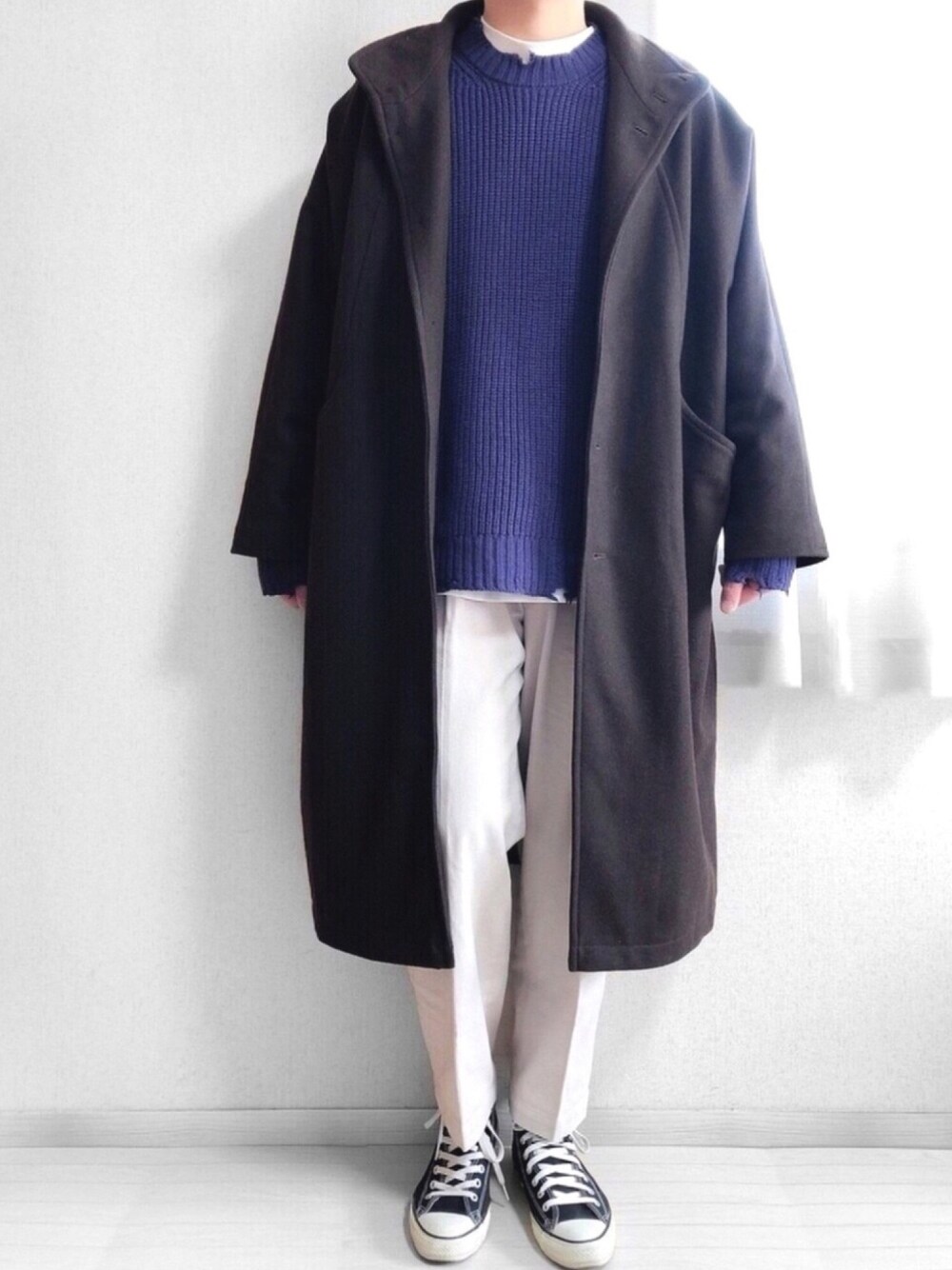 「ニット、クラッシュニット、白パンツ、ワイドパンツ、レイヤードスタイル、オーバーサイズ、シンプル、冬コーデ、お洒落さんとつながりたい、ロングコート」｜「BASISBROEKのBASISBROEK/バージスブルック　GREAT/グレイト/ステンカラーコート（ステンカラーコート、ブラウン系）」を使った、yoshiさん（メンズ・185cm）の冬コーディネートの1枚目の写真