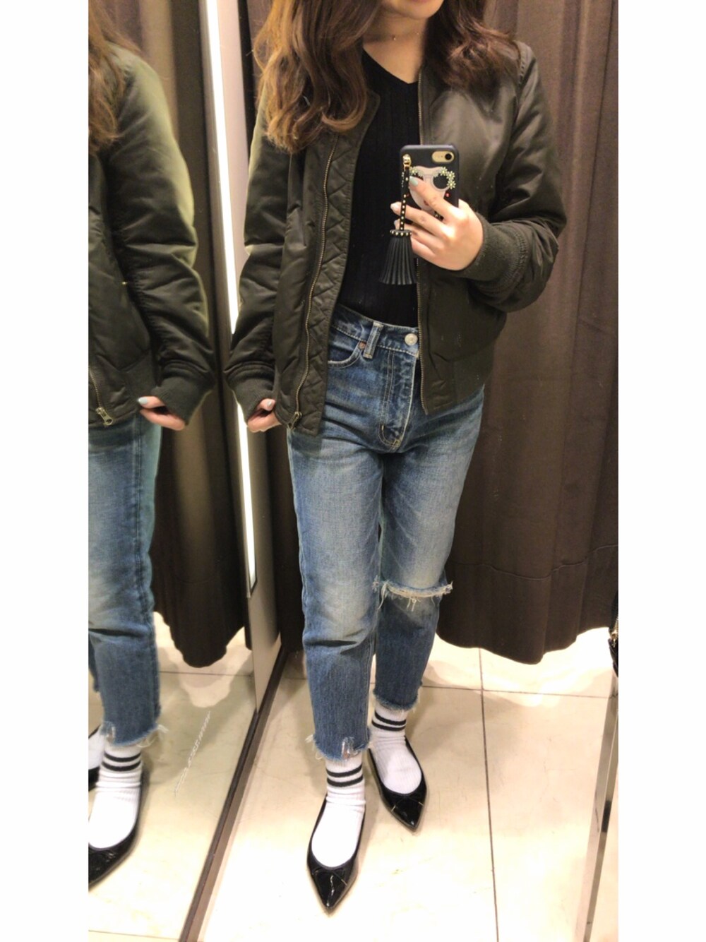「大人カジュアル、ootd、デニム、バレエシューズ、ラインソックス、MA-1、ボーイズライク、ユニジョ」｜「UNIQLOのアイテム（ブルゾン、グリーン系）」を使った、m.さん（レディース・150cm）の春コーディネートの1枚目の写真