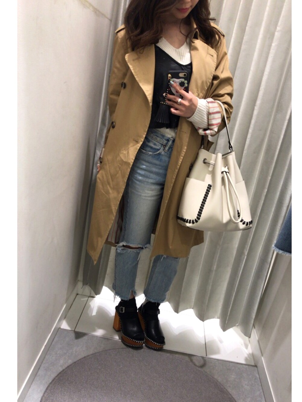 「ootd、キャミソール、春先取り、トレンチコート、デニム、ZARA、サンダル」｜「SLYのEDIE TRENCH COAT（トレンチコート、ベージュ系）」を使った、m.さん（レディース・150cm）の春コーディネートの1枚目の写真