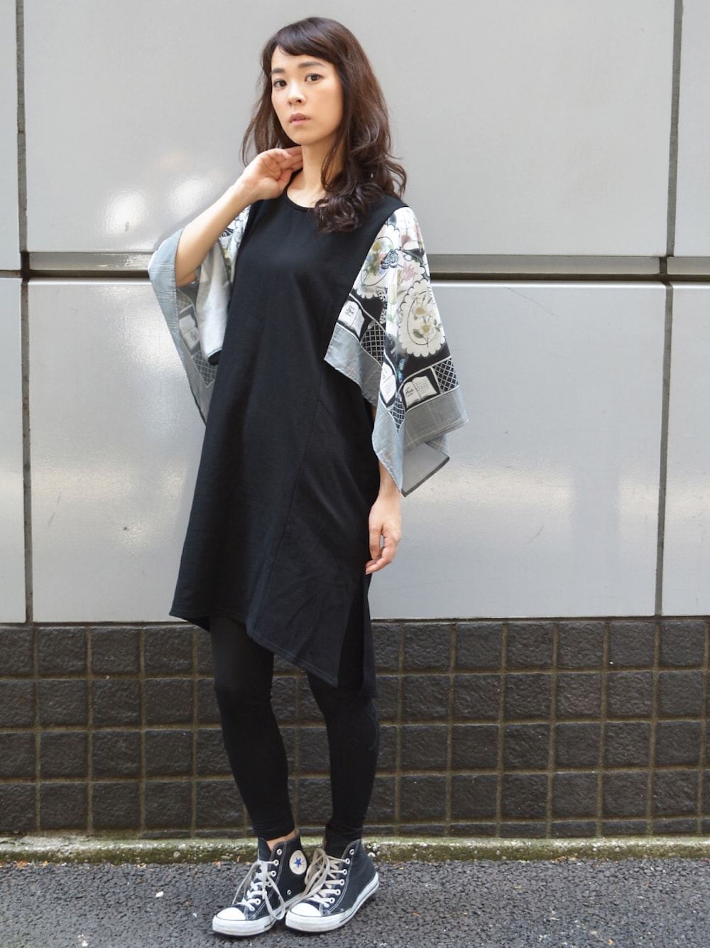 「iS ScoLar、ワンピース×スニーカー、スカーフ、モノトーンコーデ、コンバース、スニーカーコーデ、秋コーデ、シンプルコーデ」｜「iS ScoLarの袖スカーフモチーフ裏毛ワンピース（ワンピース、ブラック系）」を使った、菅千代美(すがちよみ)さん（レディース・170cm）の秋コーディネートの1枚目の写真