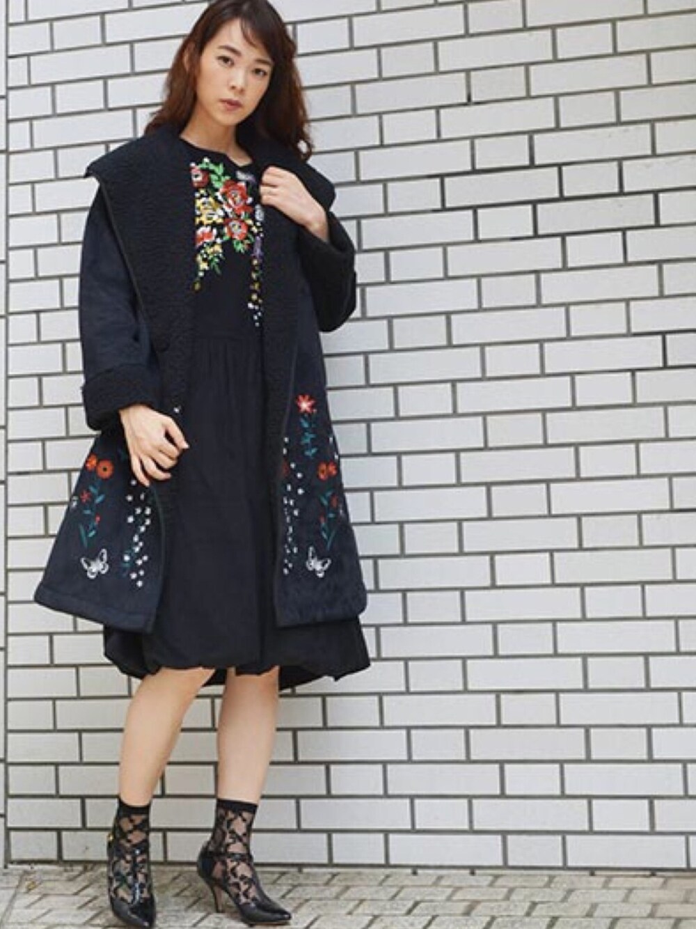 「もこもこ、ブラックコーデ、冬コーデ、アウターフェス2017、大人ガーリー、刺繍ワンピース、レースソックス、ビッグシルエット、おしゃれさんと繋がりたい、isScoLar」｜「ADAM ET ROPE'のアイテム（パンプス、ブラック系）」を使った、菅千代美(すがちよみ)さん（レディース・170cm）の冬コーディネートの1枚目の写真