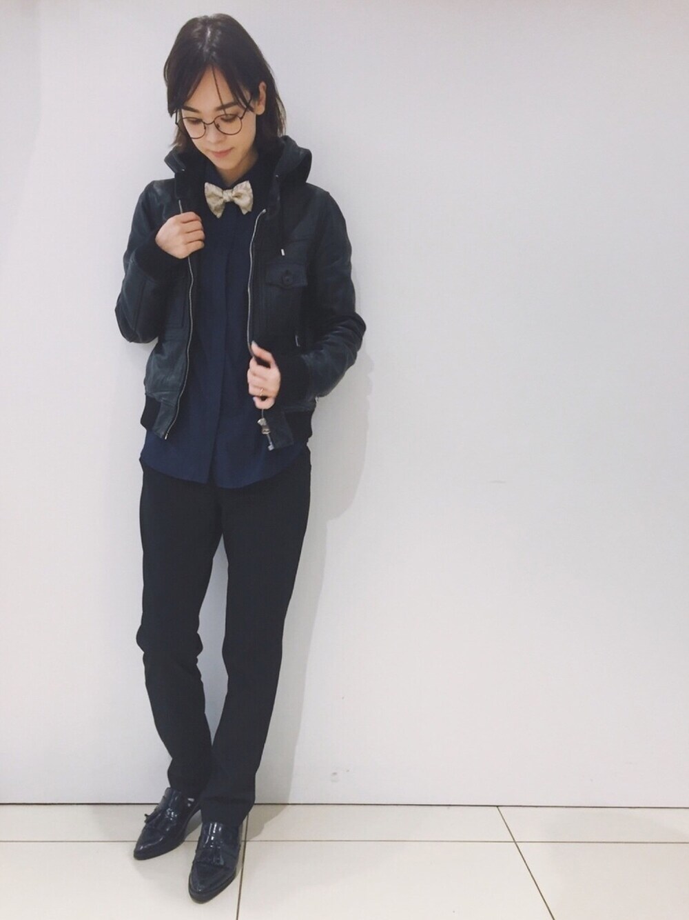「蝶ネクタイ、モノトーン、シャツスタイル、シャツ、ダテメガネ、ローファー、Dior、ユニクロ、ライダースジャケット」｜「W&Mのアイテム（その他シューズ、ブラック系）」を使った、菅千代美(すがちよみ)さん（レディース・170cm）の冬コーディネートの1枚目の写真