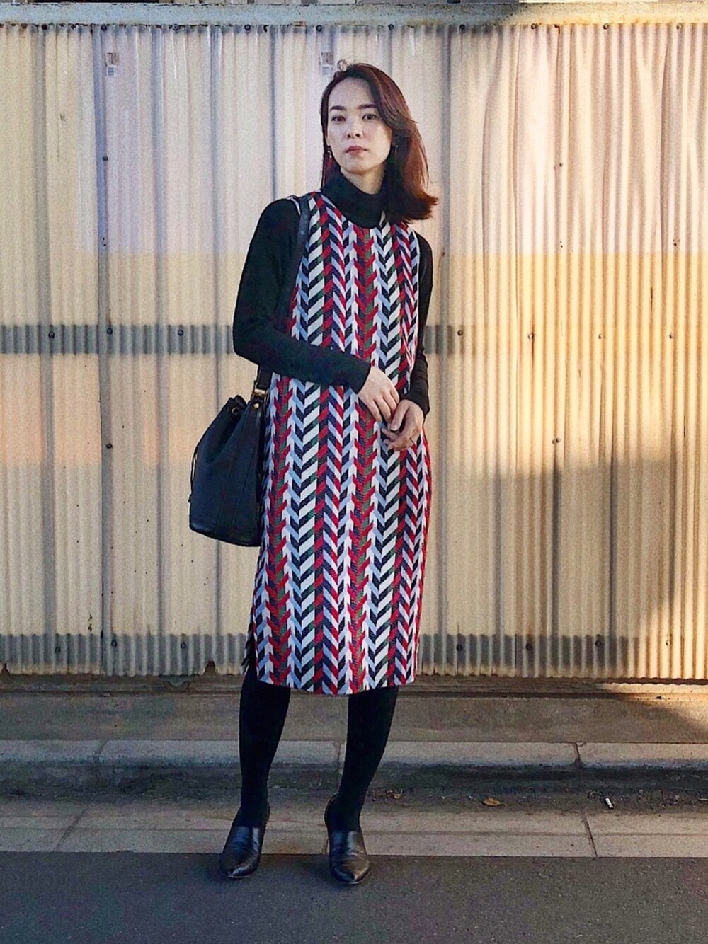 「レトロ、へリンボーン、ワンピース、黒タイツ、ブーティ、カラフル、ハイネック、UNIQLO、秋冬、オトナ女子」｜「black moutonのアイテム（ワンピース、その他）」を使った、菅千代美(すがちよみ)さん（レディース・170cm）の秋コーディネートの1枚目の写真