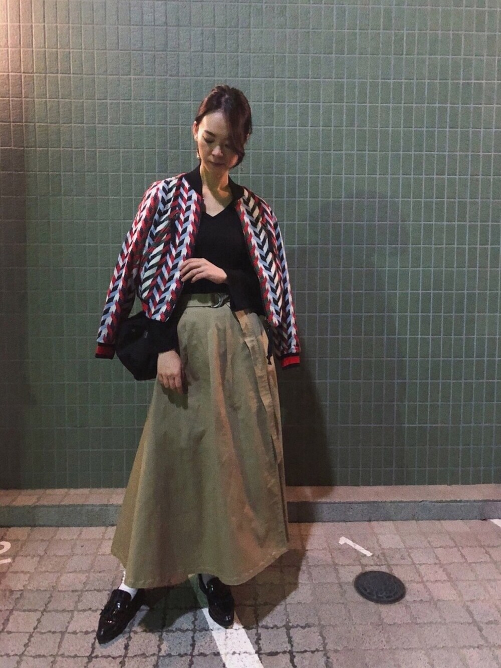「秋冬コーデ、ユニクロ、ロングスカート、カラフル、ローファー、柄、ベージュスカート、UNIQLO、黒ニット、ストリート服が好き」｜「black moutonのアイテム（ジャケット/アウター、その他）」を使った、菅千代美(すがちよみ)さん（レディース・170cm）の秋コーディネートの1枚目の写真