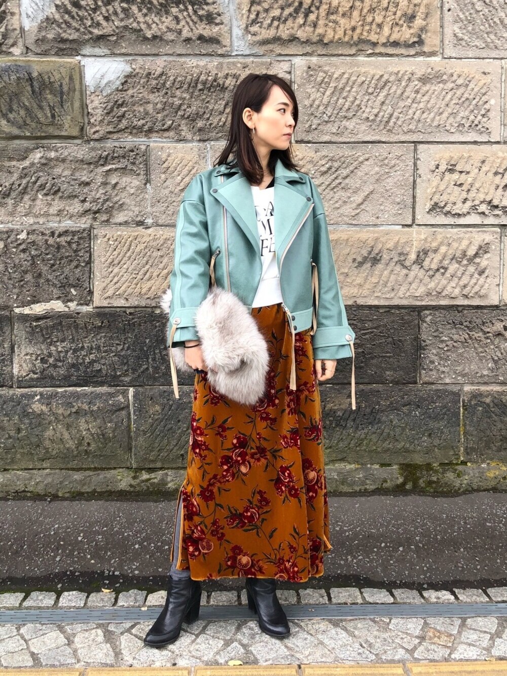 「レイヤードスタイル、ワンピース、ライダース、ブーツ、ファー小物、ファークラッチ、スウェット、トレーナー、レギンス、30代」｜「5-knotのアイテム（ワンピース、オレンジ系）」を使った、菅千代美(すがちよみ)さん（レディース・170cm）の秋コーディネートの1枚目の写真
