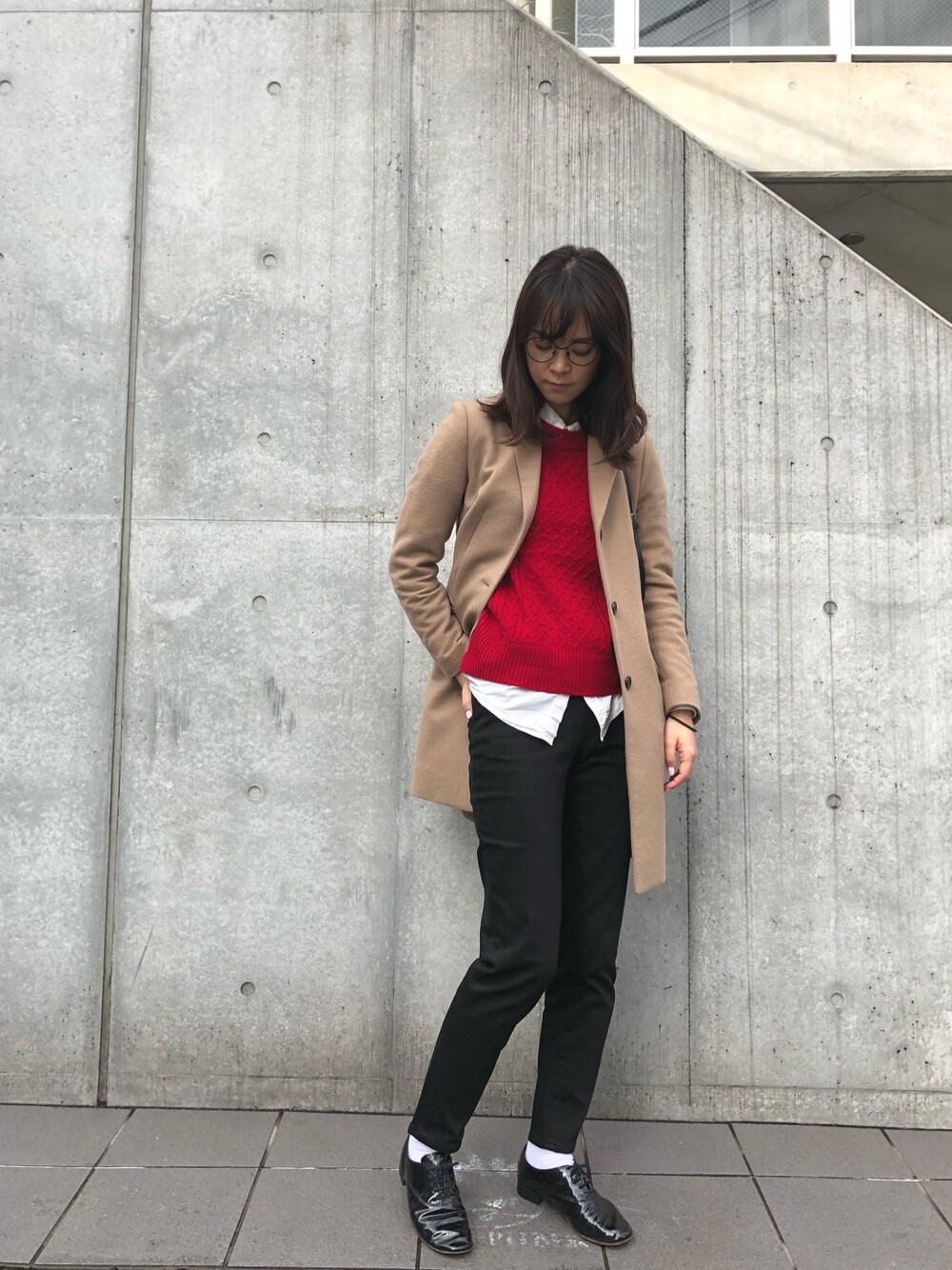 「ZOZO公認ユーザー、冬コーデ、オトナカジュアル、パンツスタイル、zozoデニム、スキニーパンツ、スキニー　黒、UNIQLO、ユニクロ、チェスターコート」｜「koeのケーブルニットクルーネックプルオーバー（ニット/セーター、レッド系）」を使った、菅千代美(すがちよみ)さん（レディース・170cm）の冬コーディネートの1枚目の写真