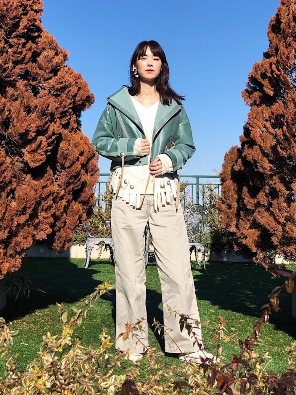 「お気に入りの服でデートに行こう、大人カジュアル、チノパン、ワイドパンツ、ライダース、ベージュ、白ニット、フリンジ、ライダースジャケット、objetsayoko」｜「5-knotのアイテム（ライダースジャケット、グリーン系）」を使った、菅千代美(すがちよみ)さん（レディース・170cm）の冬コーディネートの1枚目の写真