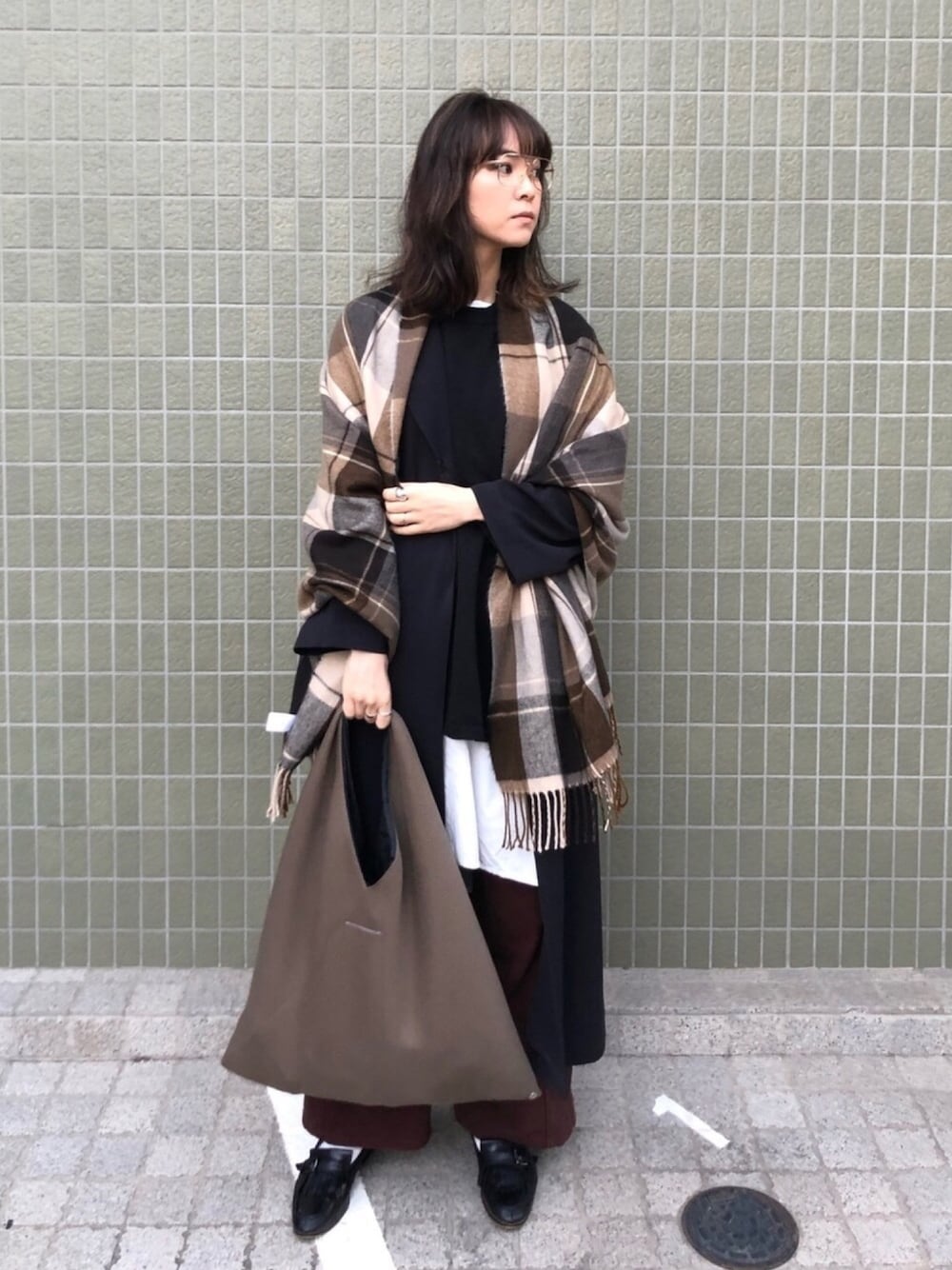 「メガネ女子、伊達眼鏡、古着、古着MIX、ロングコート、ローファー、MM6、チェックストール、journal standard、ストール」｜「c4のアイテム（パンツ、ブラウン系）」を使った、菅千代美(すがちよみ)さん（レディース・170cm）の春コーディネートの1枚目の写真