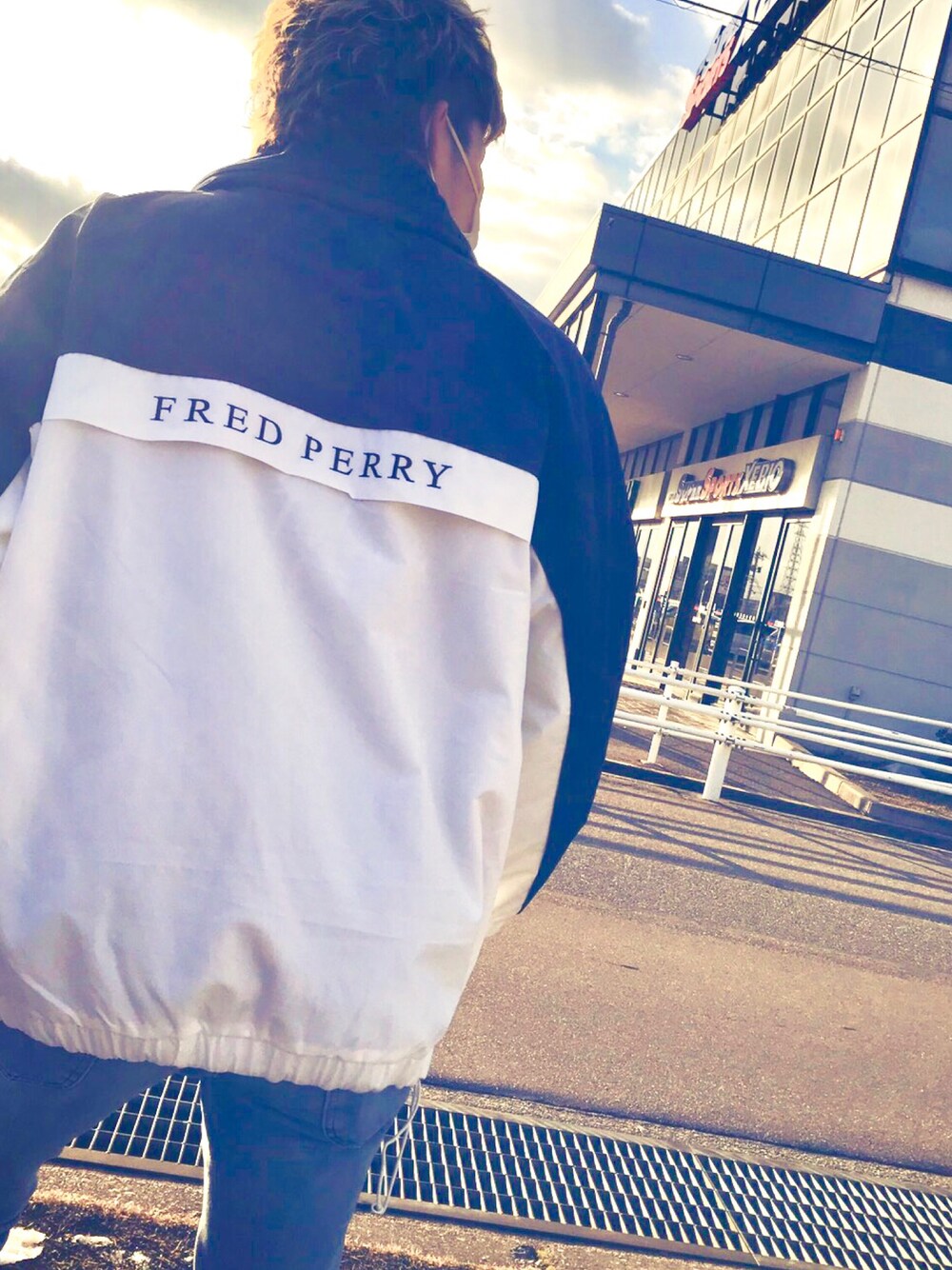 「FRED PERRY、春、いいね、save、フォローお願いします🤑」｜「FRED PERRYのBlocker Zip Through Jacket（マウンテンパーカー、ホワイト系）」を使った、りさん（メンズ・174cm）の春コーディネートの1枚目の写真