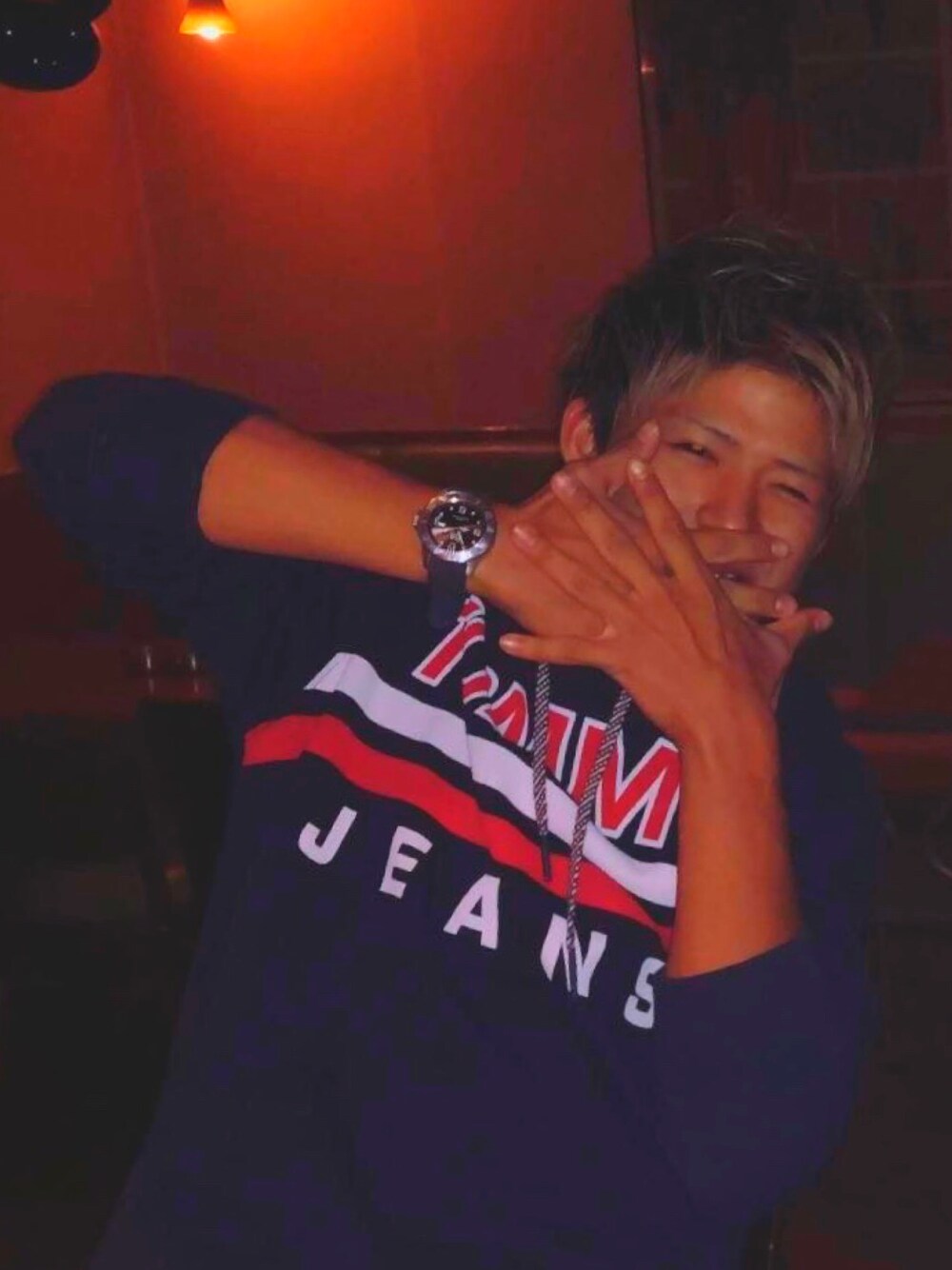 「お洒落さんとつながりたい、ネイビー、パーカー、トミーヒルフィガー(TOMMY HILFIGER)、時計」｜「ICE WATCHの「Ice-Watch アイスウォッチ」ICE STEEL アイススティール シリコンバンド（アナログ腕時計、ブラック系）」を使った、りさん（メンズ・173cm）の春コーディネートの1枚目の写真