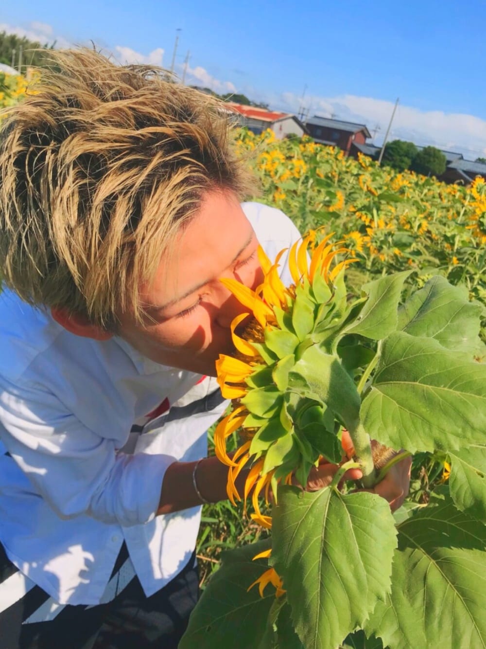 「THOMBROWNE、off white、夏、向日葵」｜「off whiteのOFF WHITE メッシュショートパンツ（その他パンツ、ブラック系）」を使った、りさん（メンズ・174cm）の春コーディネートの1枚目の写真