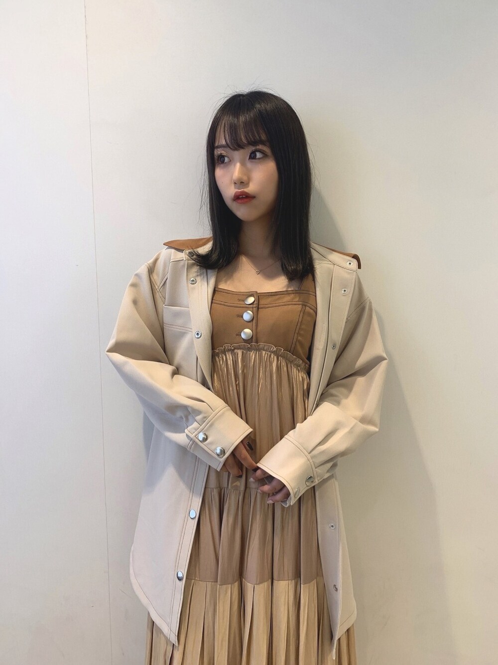 「REDYAZEL(REDYAZEL)、オーバーサイズ、ワンピース、プリーツワンピース、ジャンスカ、秋コーデ、大人カジュアル」｜「REDYAZELのプリーツティアードベアワンピース（ワンピース、ベージュ系）」を使った、小桜さん（レディース・165cm）の秋コーディネートの1枚目の写真