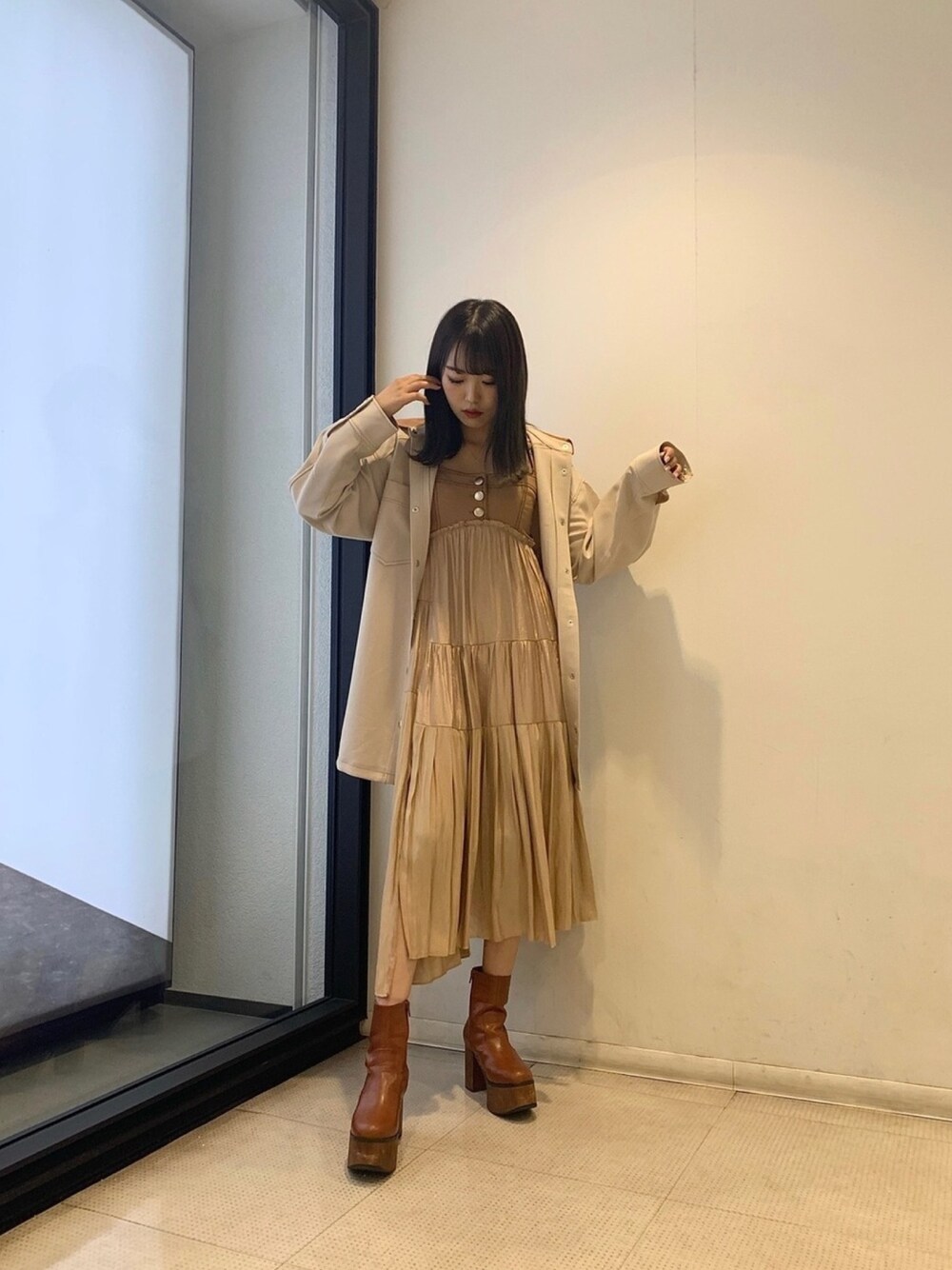 「REDYAZEL(REDYAZEL)、オトナ女子、大人カジュアル、秋コーデ、ビッグシルエット、ootd、秋カラー」｜「REDYAZELのプリーツティアードベアワンピース（ワンピース、ベージュ系）」を使った、小桜さん（レディース・165cm）の秋コーディネートの1枚目の写真