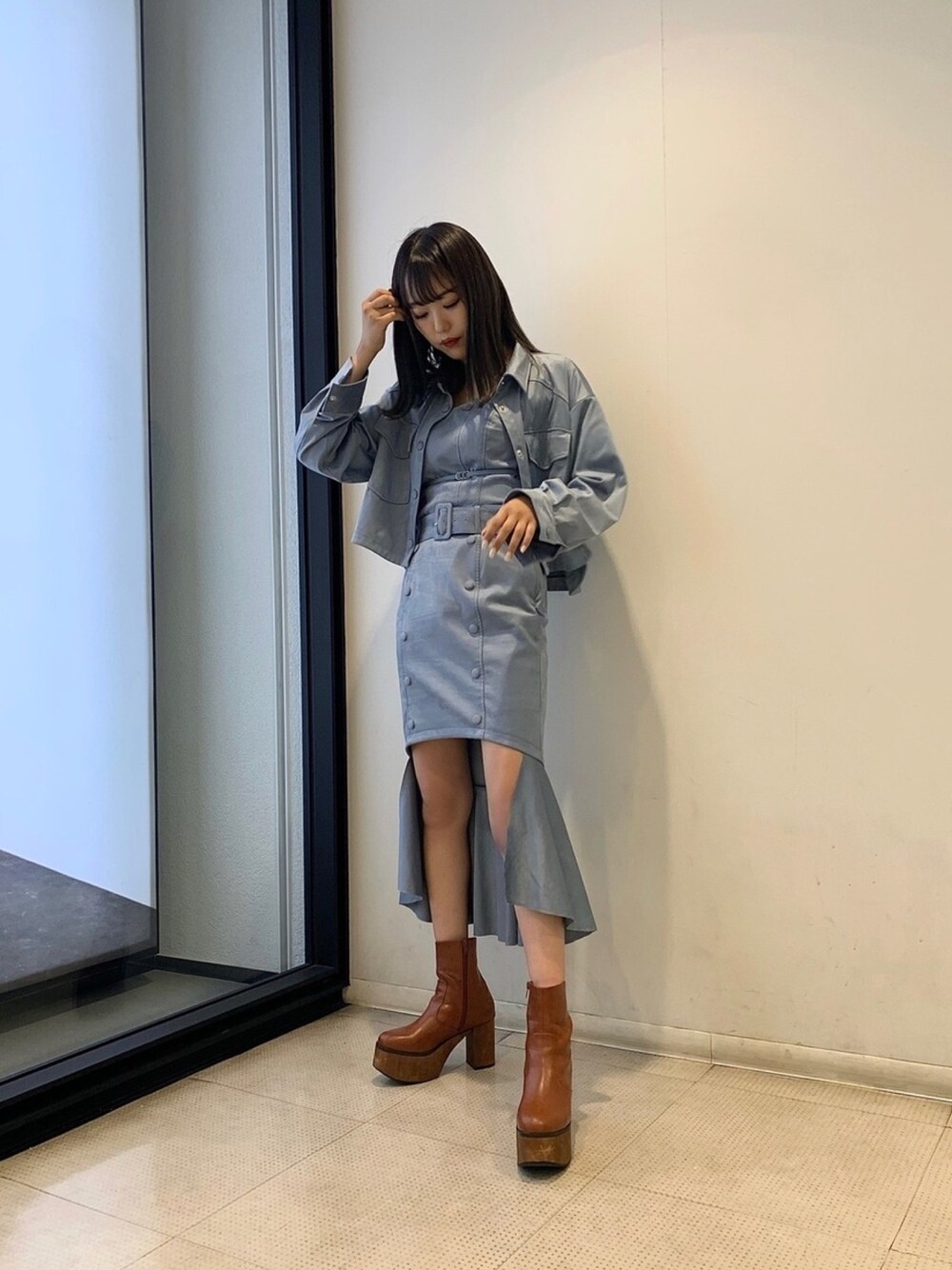 「大人カジュアル、秋、秋のコーデ、着回しコーデ、淡色コーデ、オーバーサイズ、高身長女子、ブーツ」｜「REDYAZELのフェイクスエードショートジャケット（スーツジャケット、ブルー系）」を使った、小桜さん（レディース・165cm）の秋コーディネートの1枚目の写真