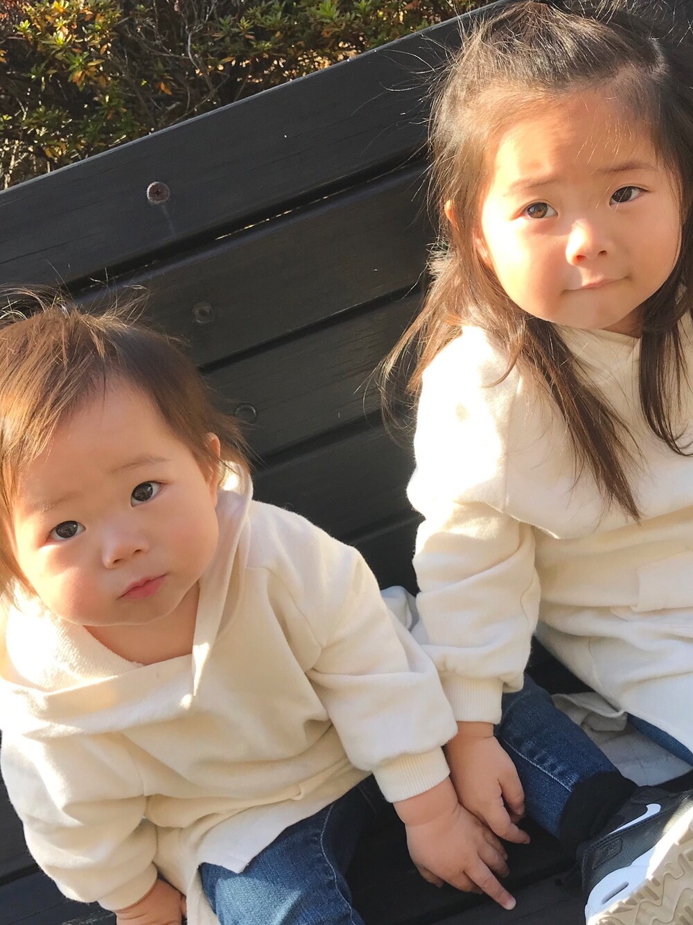 「おそろいコーデ、姉妹コーデ」｜「妹のんのアイテム（パーカー、ホワイト系）」を使った、ハナサクさん（キッズ・90cm）の秋コーディネートの1枚目の写真
