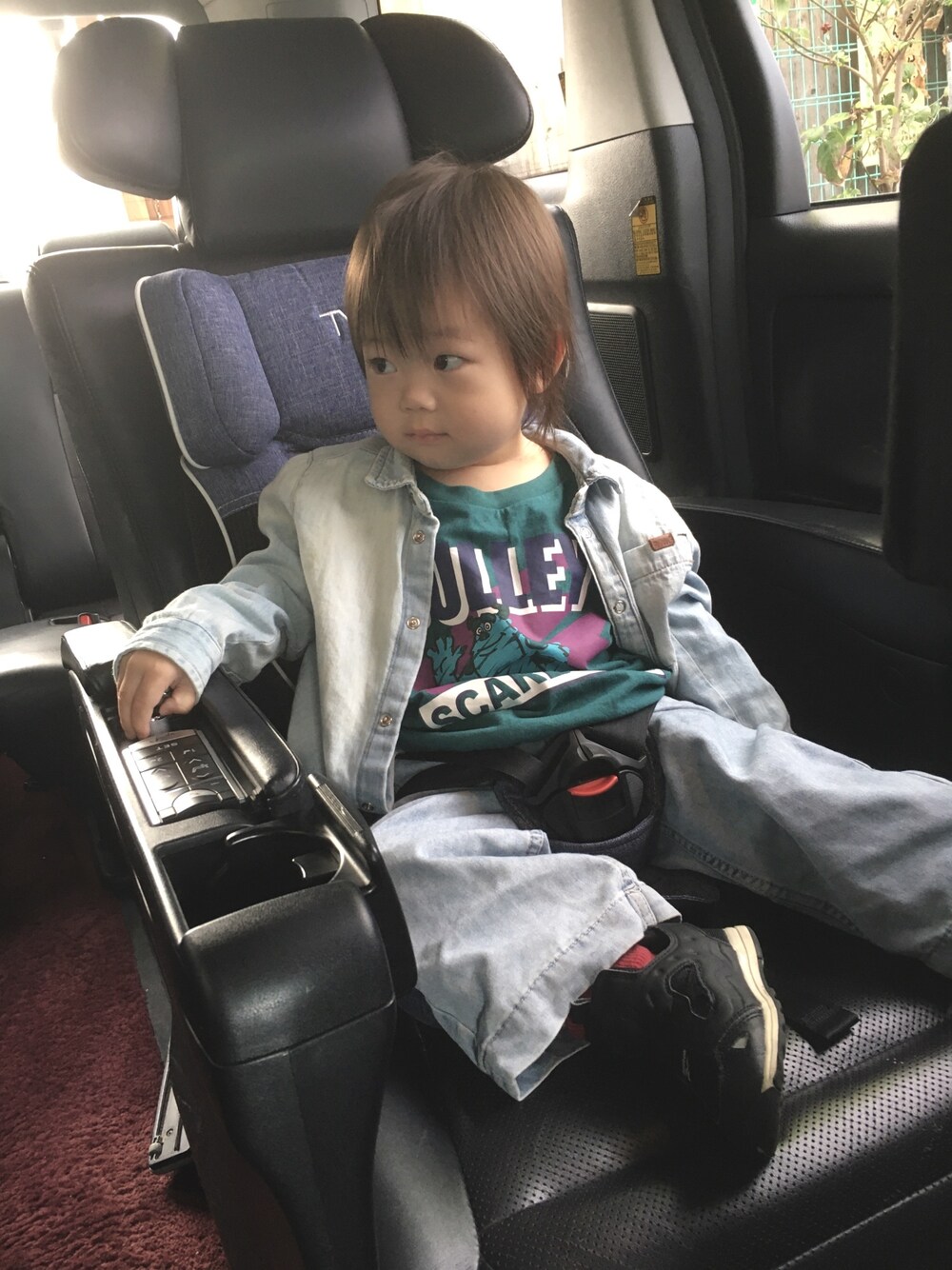 「キッズファッション、ワントーンコーデ、デニムシャツ、ディズニー、UT、女の子コーデ」｜「UNIQLOのアイテム（Tシャツ/カットソー、グリーン系）」を使った、ハナサクさん（キッズ・80cm）の秋コーディネートの1枚目の写真
