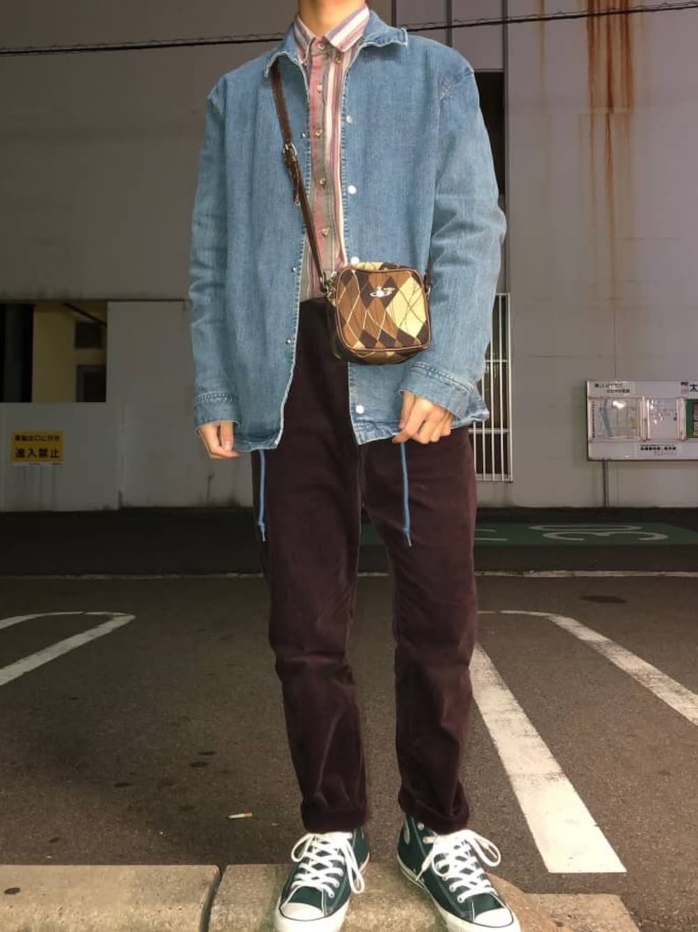 「Vivienne Westwoodのアイテム（ショルダーバッグ、ブラウン系）」を使った、みんと。さん（メンズ・165cm）の冬コーディネートの1枚目の写真