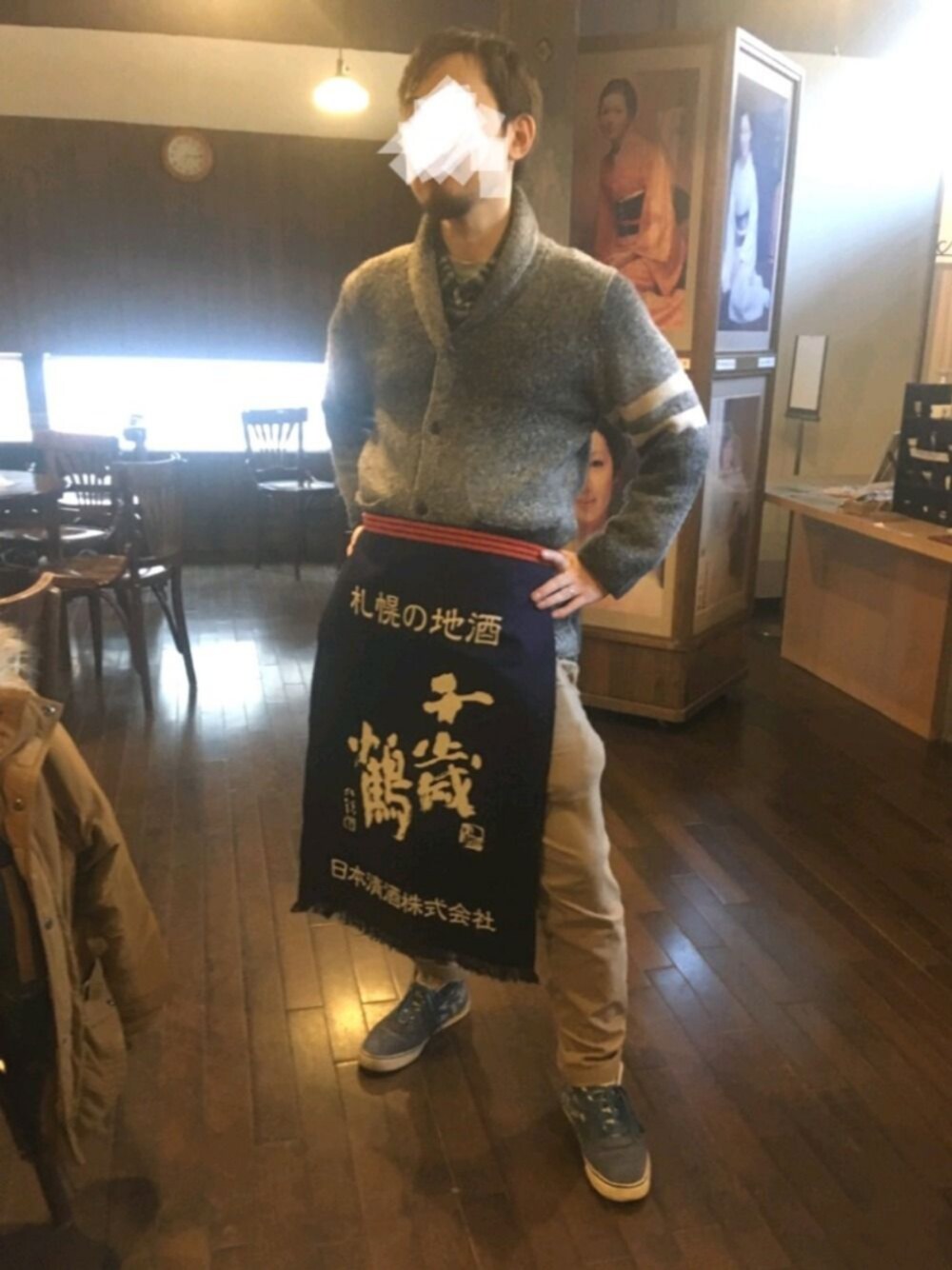 「シンプルコーデ、お洒落さんとつながりたい、春コーデ、大人カジュアル、スニーカー、SK8　、酒、カーディガン、アメリカ、エプロン」｜「BEAMSのアイテム（カーディガン/ボレロ、グレー系）」を使った、シンプルプランのカーズさん（メンズ・172cm）の春コーディネートの1枚目の写真