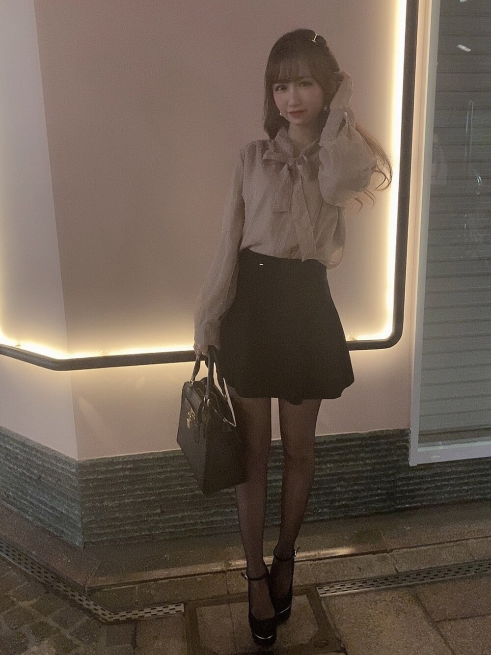 「春、大人っぽコーデ、ピンクロ、ブラウス」｜「riendaのFスエードリボンカチューシャ（カチューシャ、ブラック系）」を使った、aInYan♡さん（レディース・160cm）の夏コーディネートの1枚目の写真