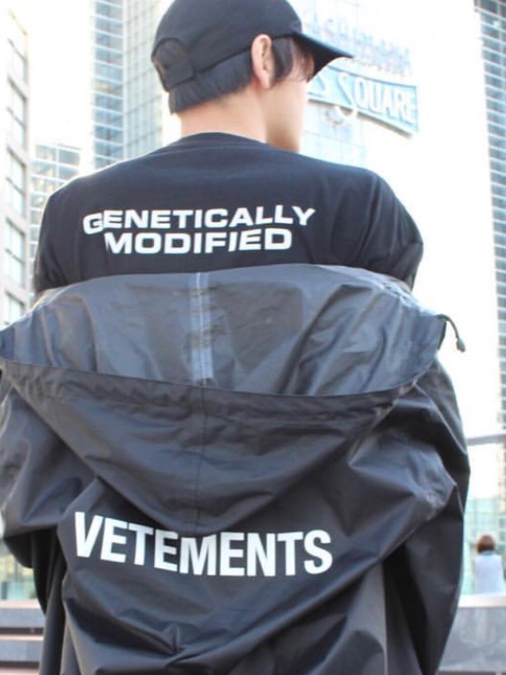 「vetements、justinbieber、purpose tour、17AW、16AW、demnagvasalia、ootd」｜「VETEMENTSのVetements - Pvc-coated Printed Shell Hooded Raincoat - Black（その他アウター、ブラック系）」を使った、Tomさん（メンズ・173cm）の冬コーディネートの1枚目の写真