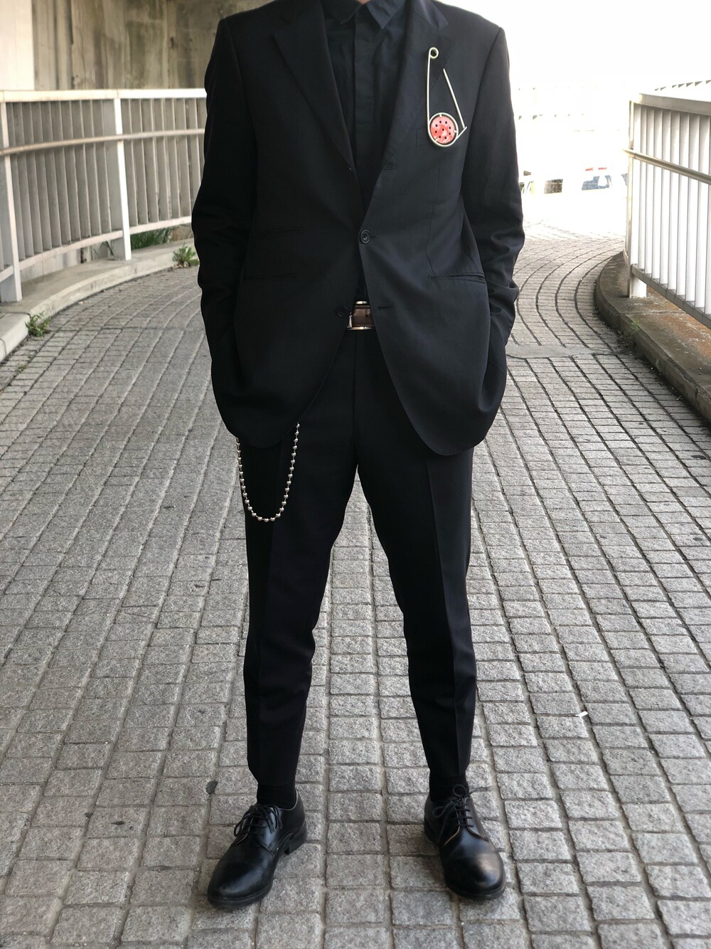 「Dior HOMME、セットアップ、burberry」｜「LOEWEのアイテム（チャーム、ゴールド系）」を使った、Tomさん（メンズ・173cm）の春コーディネートの1枚目の写真