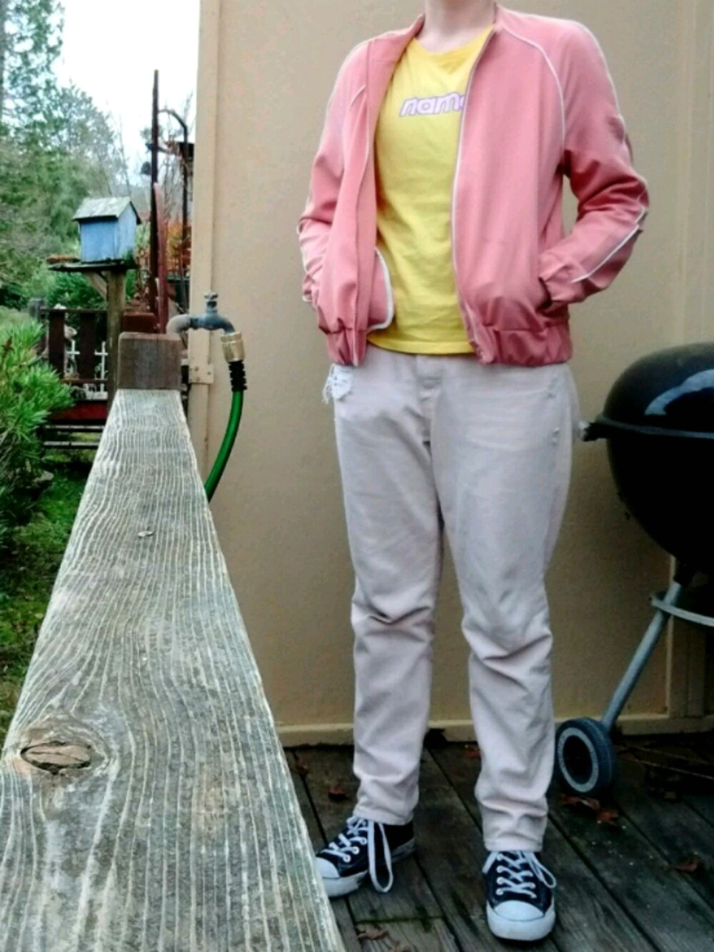 「pastel、pink、yellow、converse、california、boy、Boyfriend Jeans、rippedjeans、transmasc、genderless」｜「Bershkaのアイテム（Tシャツ/カットソー、イエロー系）」を使った、rosevibesさん（メンズ・170cm）の冬コーディネートの1枚目の写真
