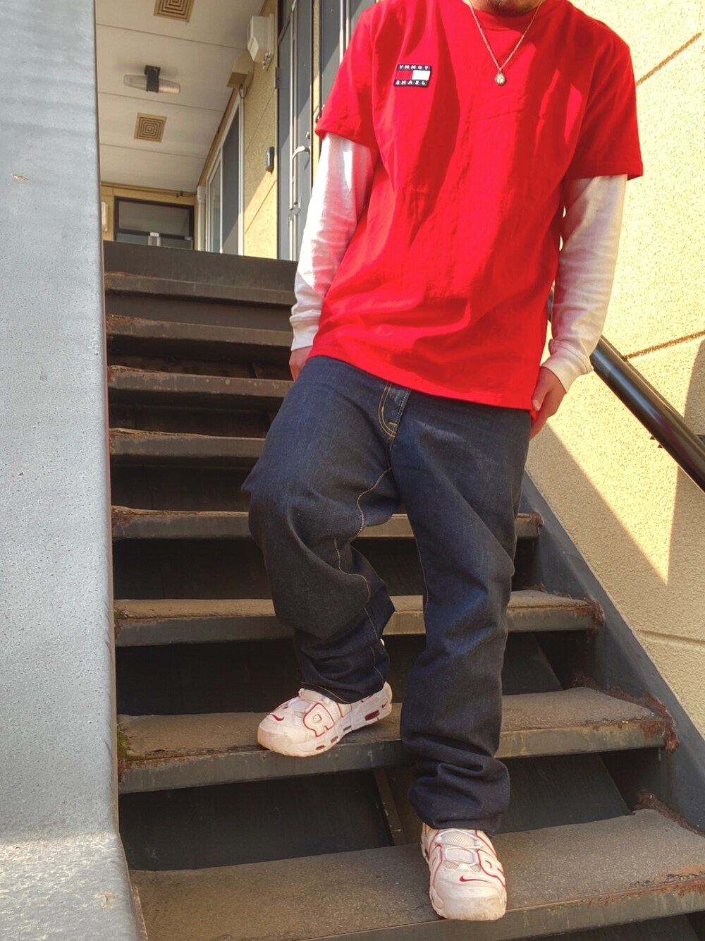 「street、streetstyle、#90's、skaterstyle、NIKE、TOMMY JEANS」｜「tommy jeansの【定番】　ロゴ バッジ Tシャツ（Tシャツ/カットソー、レッド系）」を使った、3✖︎9さん（メンズ・170cm）の春コーディネートの1枚目の写真