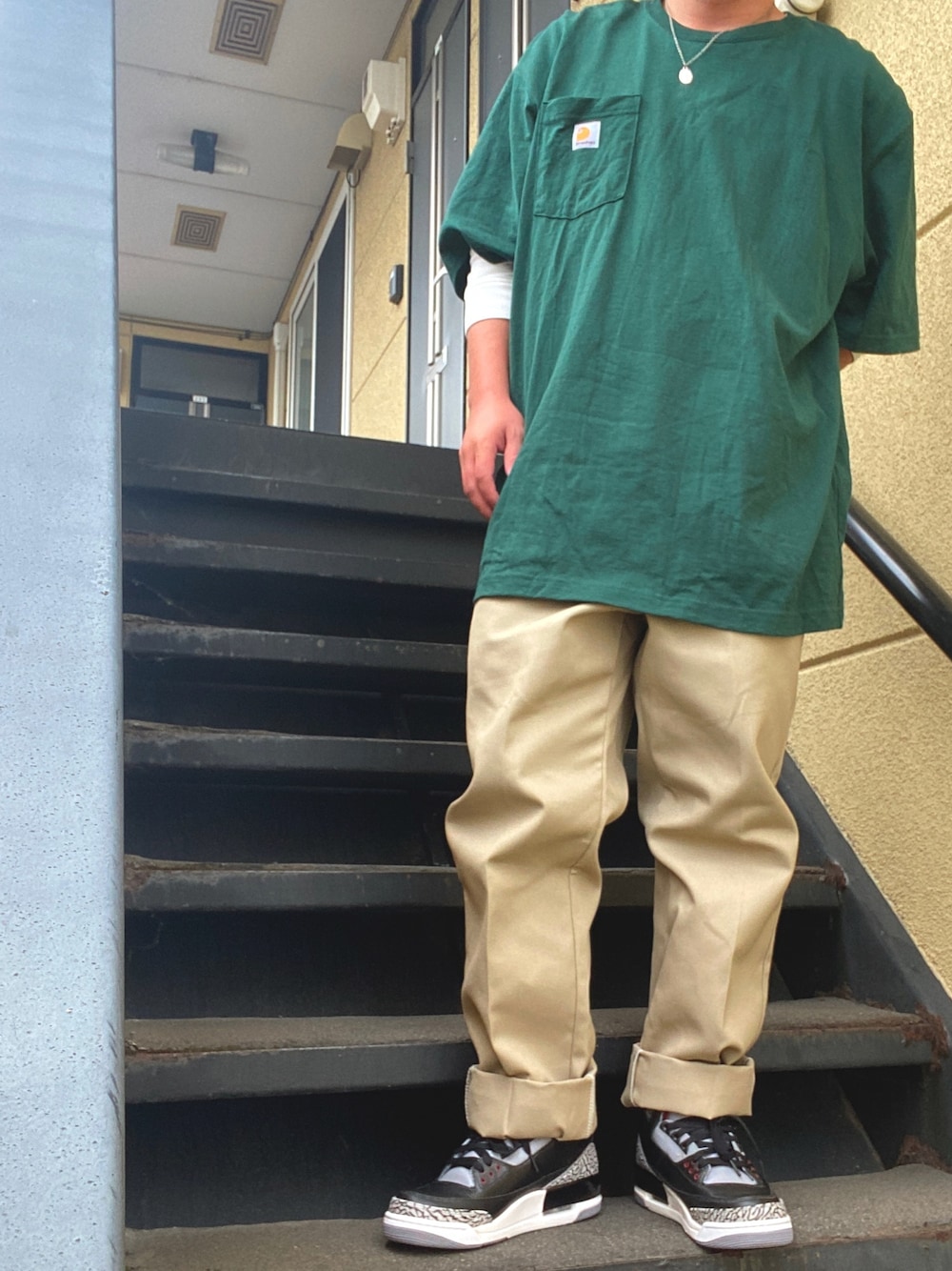 「street、streetstyle、skateboard、skate、carhartt、Dickies、NIKE、AIR JORDAN、JORDAN3」｜「Carharttの【Carhartt】カーハート オーバーサイズ ユニセックス ポケット付き 半袖 Tシャツ（Tシャツ/カットソー、グリーン系）」を使った、3✖︎9さん（メンズ・168cm）の夏コーディネートの1枚目の写真