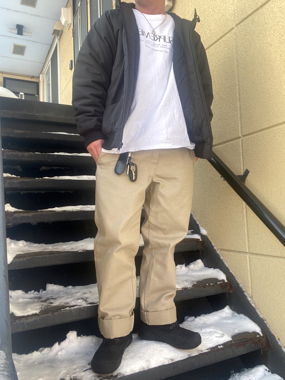 「street、streetstyle、ストリート、スケータースタイル、carharrt、supreme、Dickies、Columbia」｜「CarharttのCarhartt/カーハート Washed Duck Insulated Active Jacket ダック キルト裏地付 アクティブジャケット（マウンテンパーカー、ブラック系）」を使った、3✖︎9さん（メンズ・168cm）の冬コーディネートの1枚目の写真