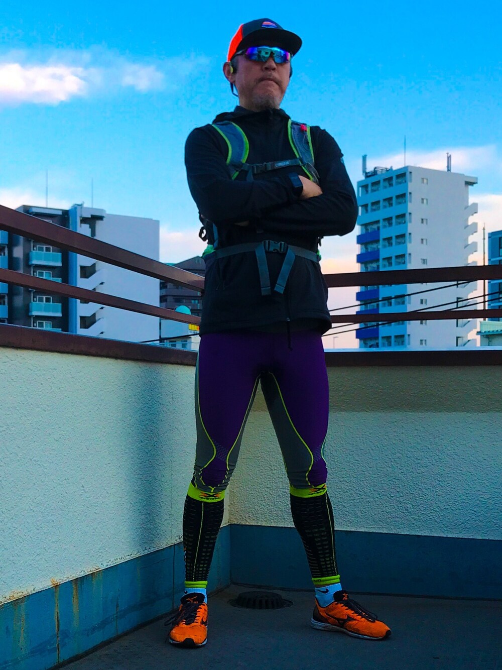 「running」｜「adidasのアイテム（トップス、ブラック系）」を使った、みつおさん（メンズ・179cm）の春コーディネートの1枚目の写真