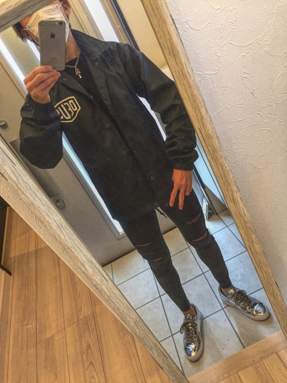 ブラック系のスウェット、ブラック系のナイロンジャケット、ブラック系のその他パンツを着用したメンズの冬コーディネートの1枚目の写真