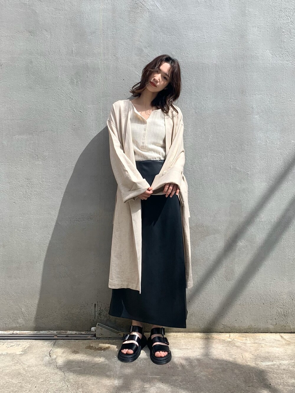「リネン、ジャケット、フェイクレザー、スカート、ラップスカート、ドクターマーチン、サンダル、低身長、低身長コーデ、158cm」｜「CIAOPANICのリネンレーヨンガウン（その他アウター、ベージュ系）」を使った、makotoさん（レディース・158cm）の春コーディネートの1枚目の写真