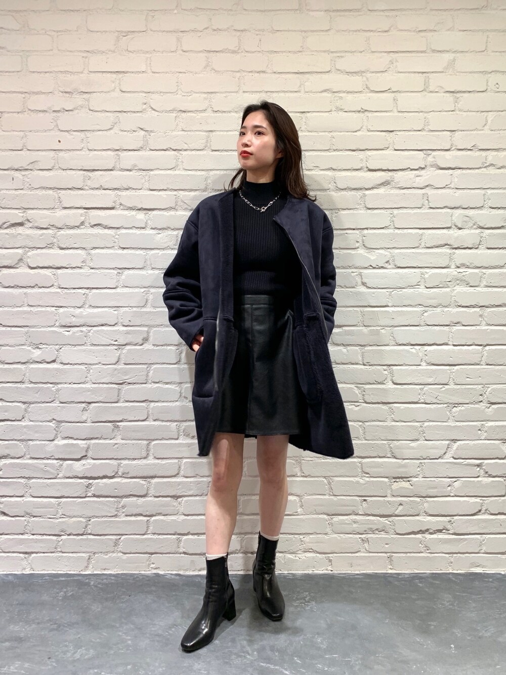 「おしゃれさんと繋がりたい、大人カジュアル、レザースカート、ミニスカート、ミニ丈、リブニット、タートルネックニット、ワントーンコーデ、オールブラック」｜「CIAOPANICのボアムートンリバーシブルノーカラーコート/フェイクムートン（ノーカラーコート、ブルー系）」を使った、makotoさん（レディース・158cm）の秋コーディネートの1枚目の写真