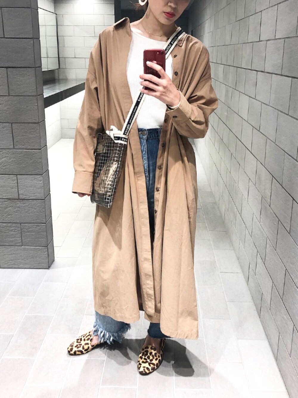 「大人カジュアル、ロングシャツ、デニム、クリアバッグ、ママコーデ、春コーデ、ママファッション、レオパード、ベージュ、休日スタイル」｜「LEPSIMのリブ2WAYトップスLS　825057（Tシャツ/カットソー、ホワイト系）」を使った、m.a.k.oさん（レディース・163cm）の春コーディネートの1枚目の写真