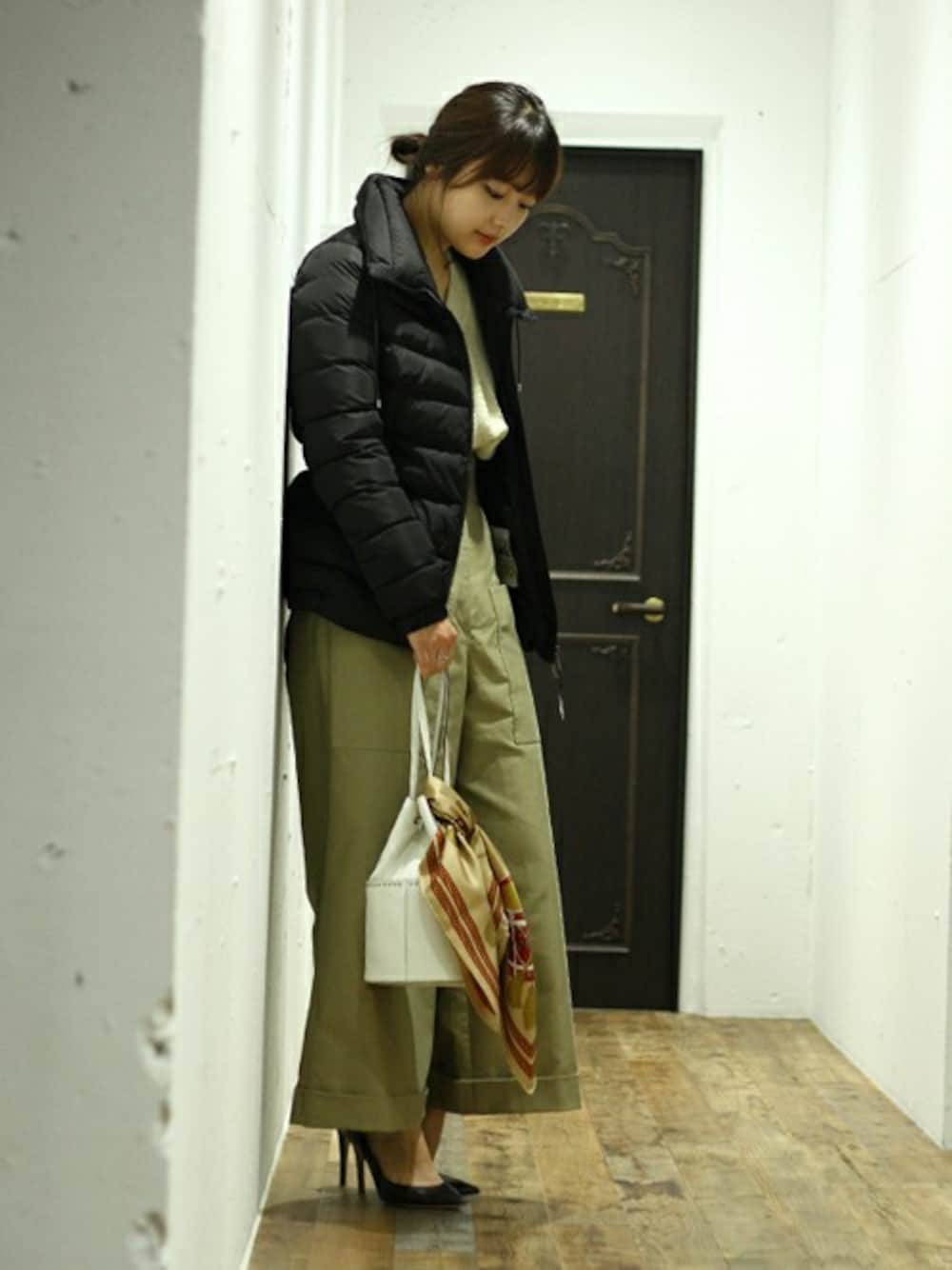 「チノパンツ、パンツコーデ、ELIN、manipuri、マニプリ、エリン」｜「manipuriのmanipuri / マニプリ：＜Silk scarf(65cm×65cm)＞-drum-：ドラム柄シルクスカーフ：Silk-scarf-drum[ANN]（バンダナ/スカーフ、ベージュ系）」を使った、ARKnets STAFFさん（レディース・160cm）の冬コーディネートの1枚目の写真