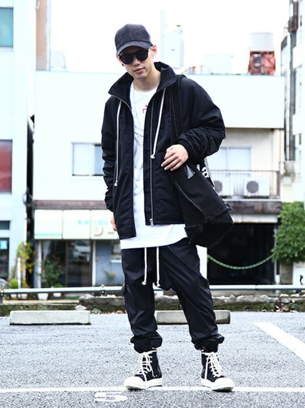 「スニーカー、ストリート、drkshdw、スニーカーコーデ、ストリートカジュアル、ダークシャドウ、ストリート系」｜「DRKSHDWのDRKSHDW / ダークシャドウ：SNEAKERS：スニーカー：DU17S5800-MUP-BLK[WAX]（スニーカー、ブラック系）」を使った、ARKnets STAFFさん（メンズ・169cm）の冬コーディネートの1枚目の写真