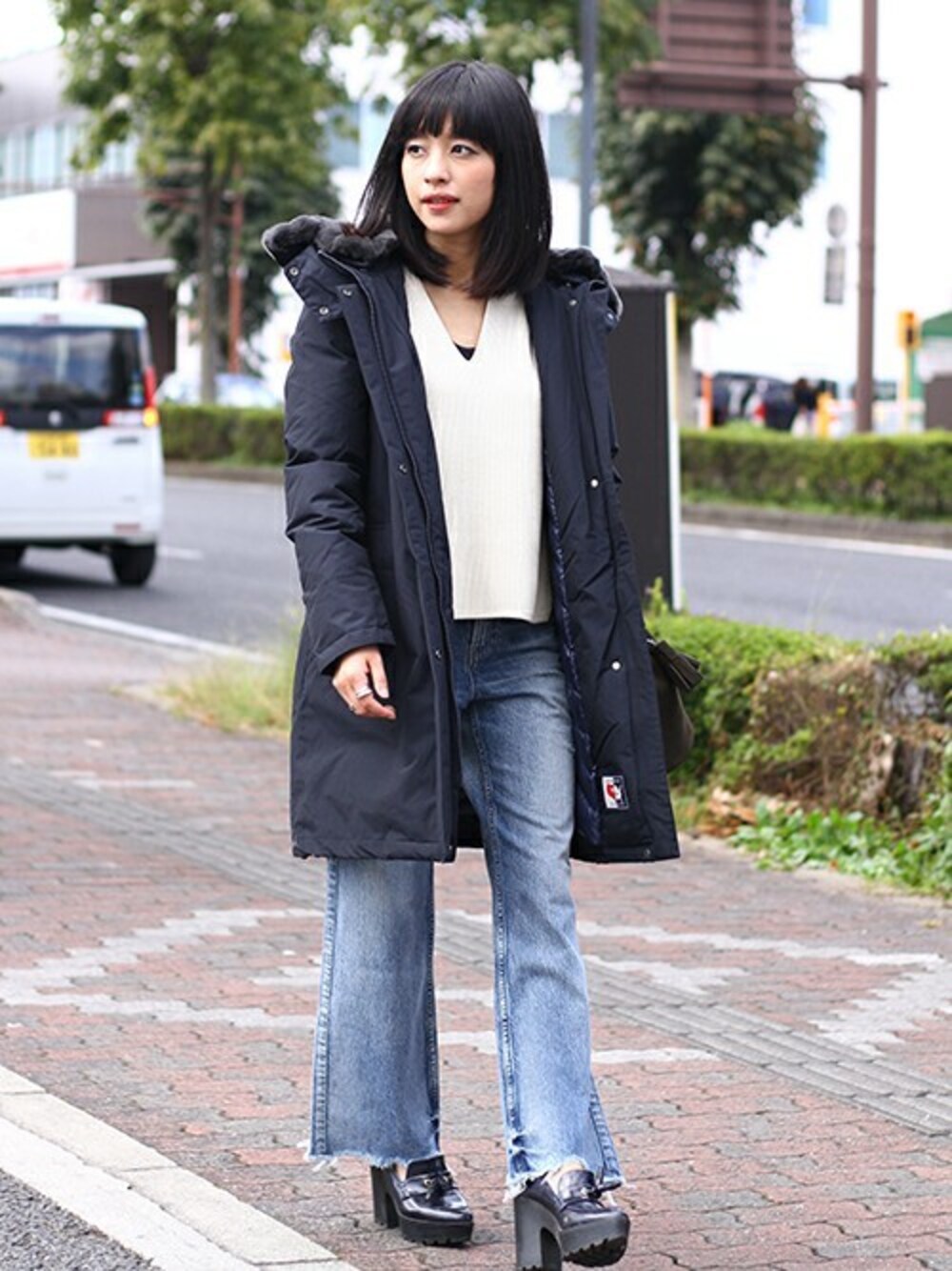 ホワイト系のTシャツ/カットソー、シルバー系のリング、シルバー系のリングを着用したレディースの冬コーディネートの1枚目の写真