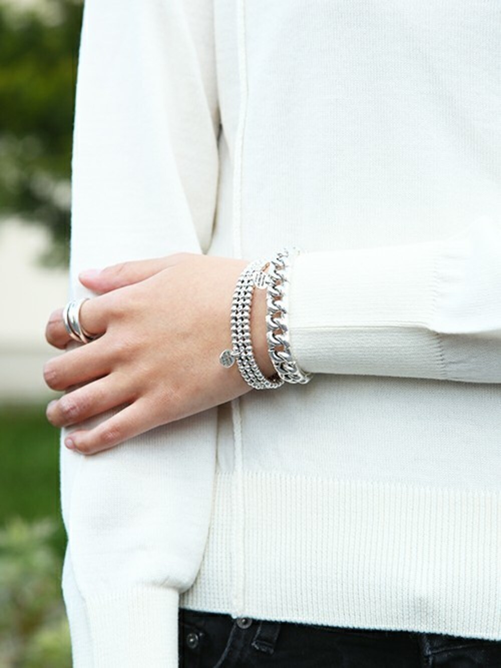 シルバー系のブレスレット、シルバー系のブレスレット、シルバー系のリングを着用したレディースの冬コーディネートの1枚目の写真