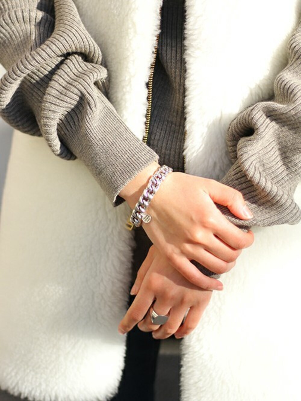 シルバー系のブレスレットを着用したレディースの冬コーディネートの1枚目の写真