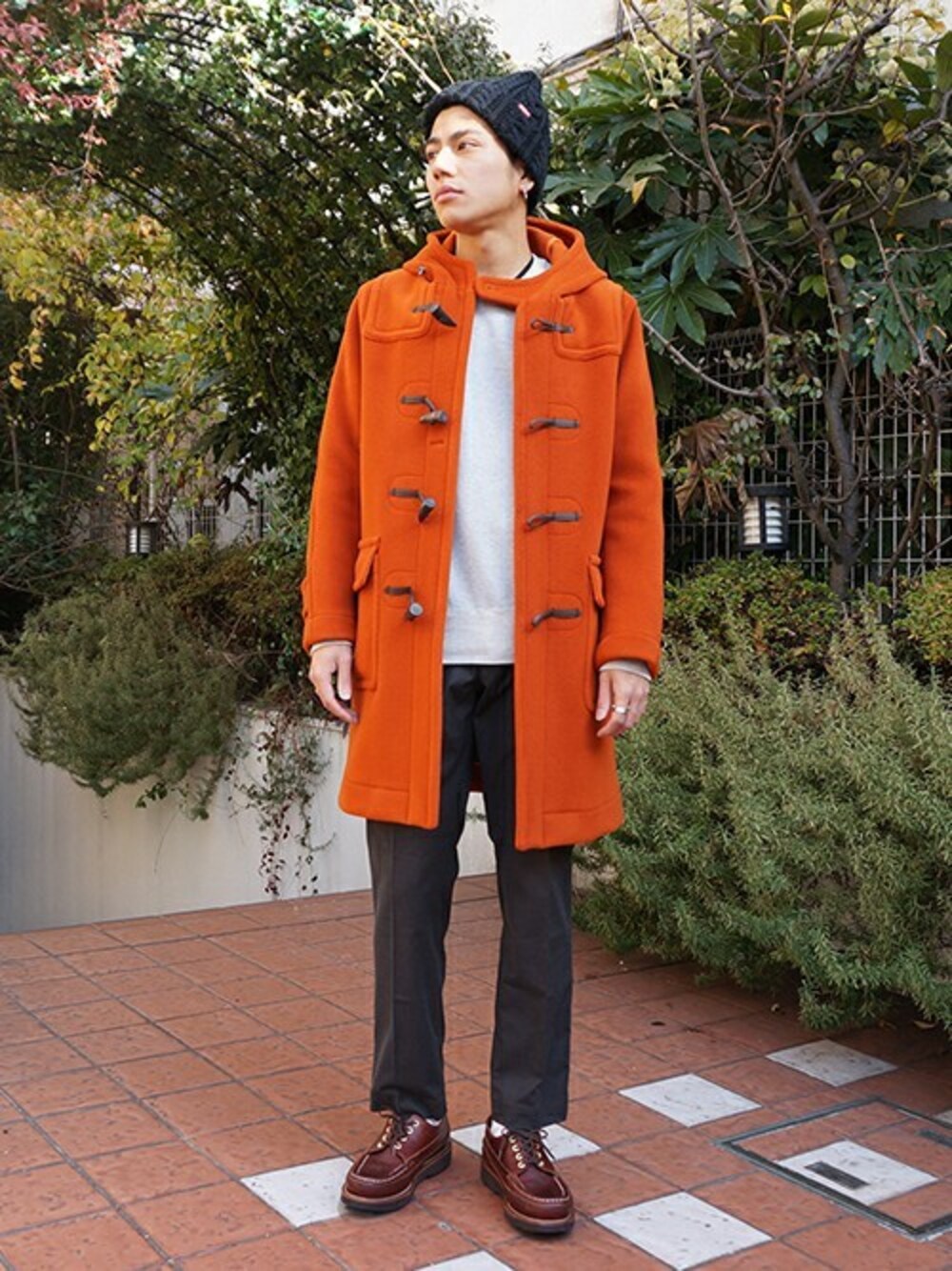 ブラック系のニットキャップ/ビーニーを着用したメンズの冬コーディネートの1枚目の写真