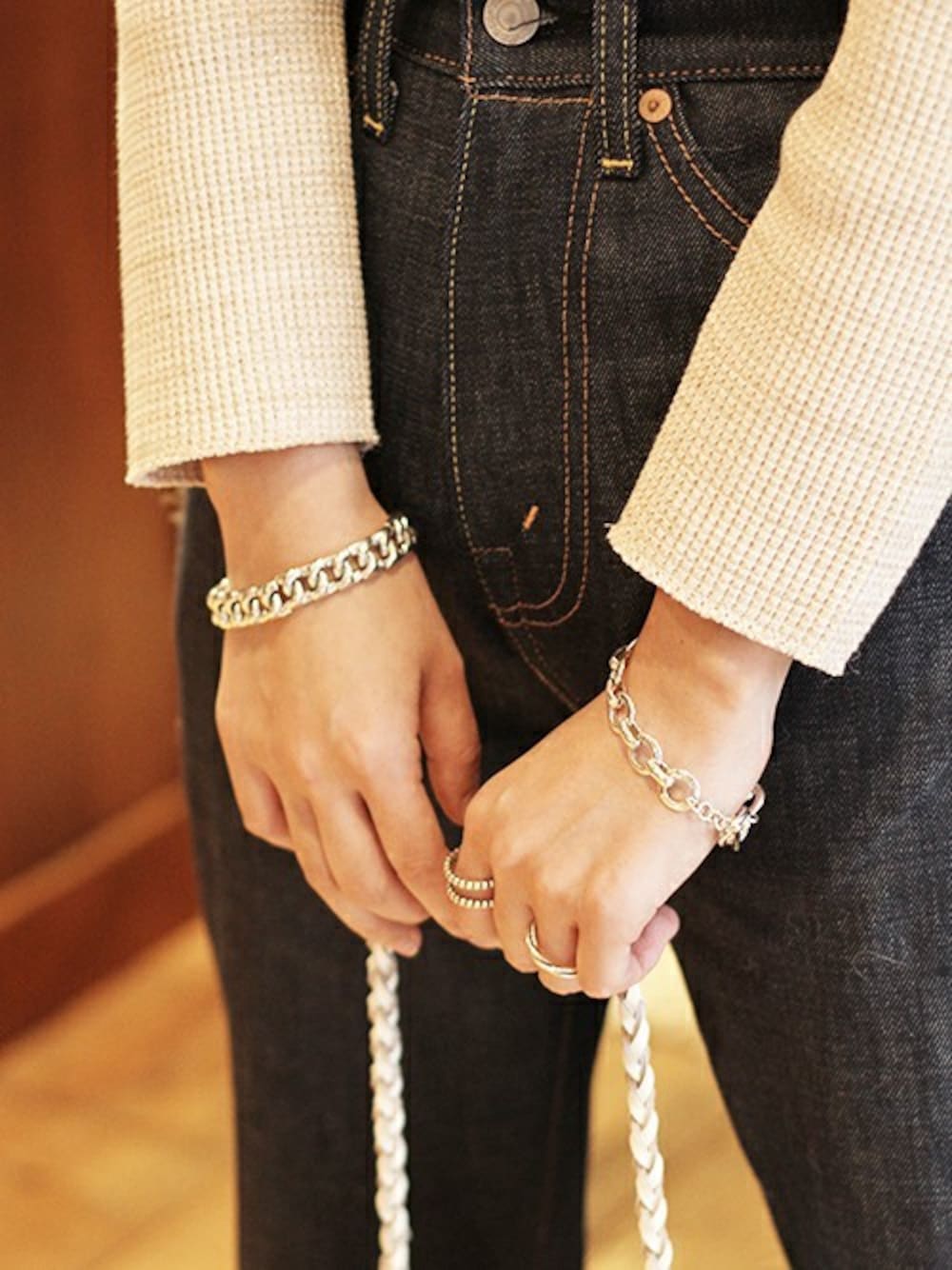 シルバー系のブレスレット、シルバー系のリングを着用したレディースの冬コーディネートの1枚目の写真