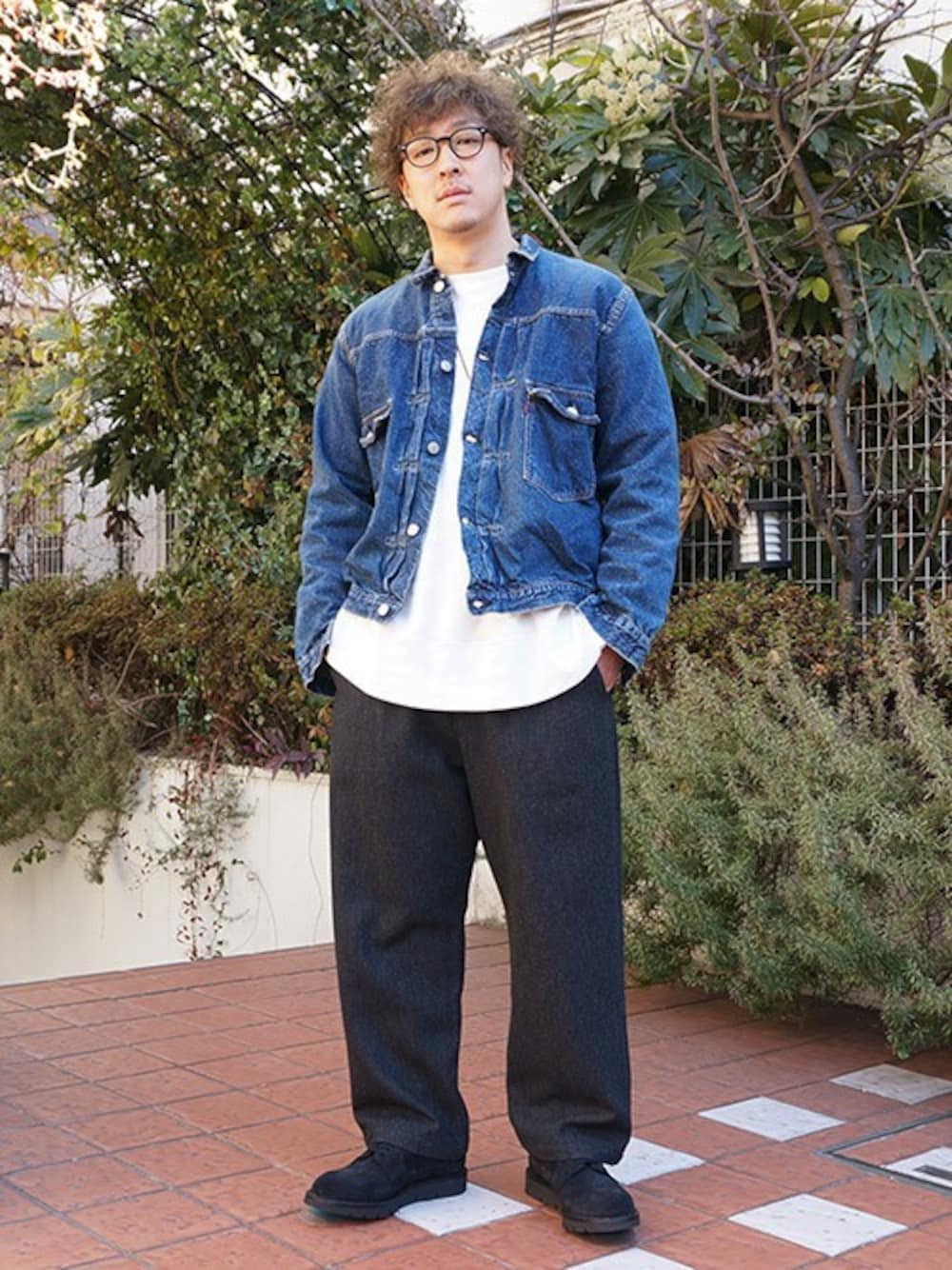 ブルー系のデニムジャケットを着用したメンズの冬コーディネートの1枚目の写真