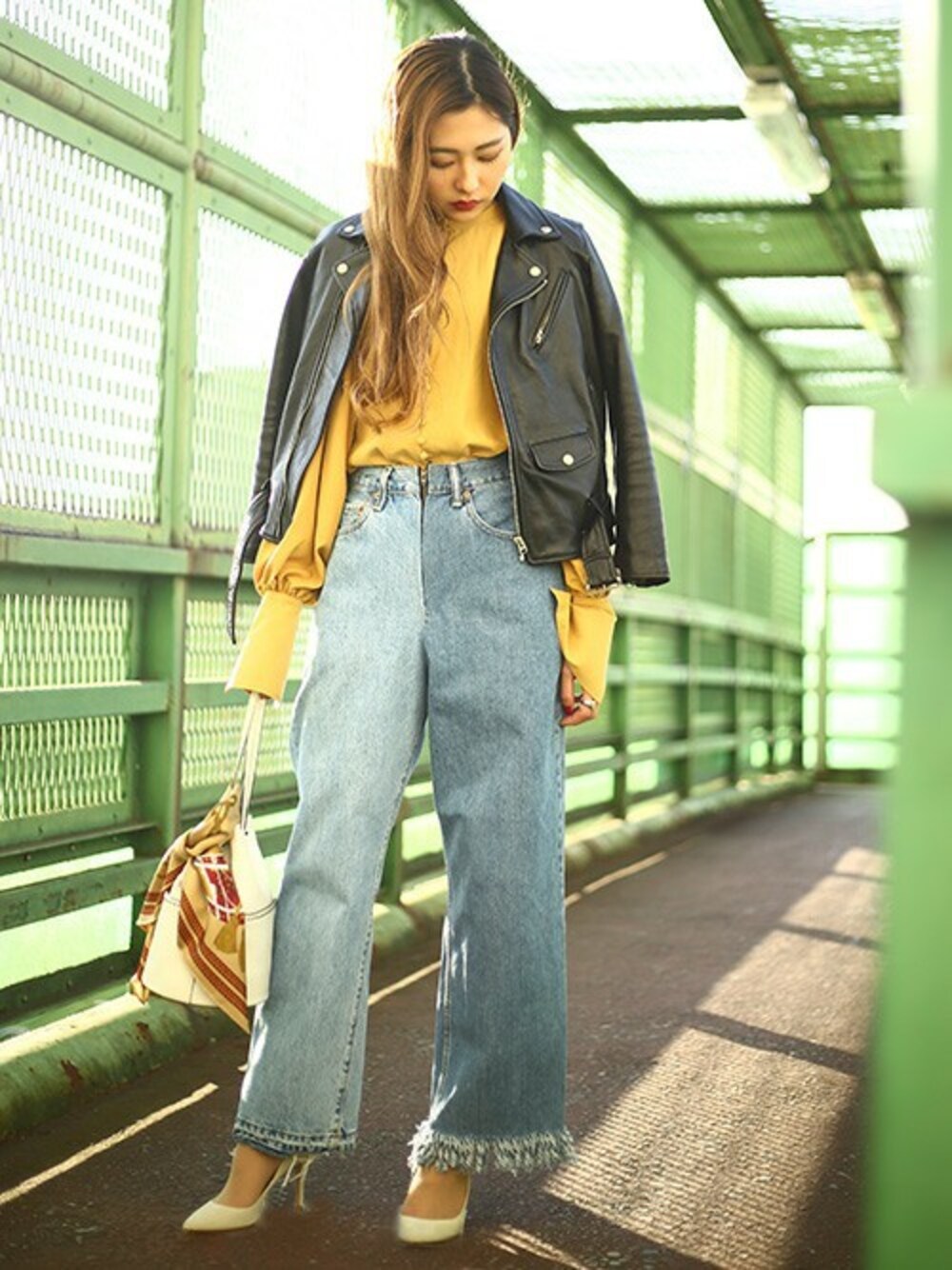 ベージュ系のバンダナ/スカーフを着用したレディースの春コーディネートの1枚目の写真