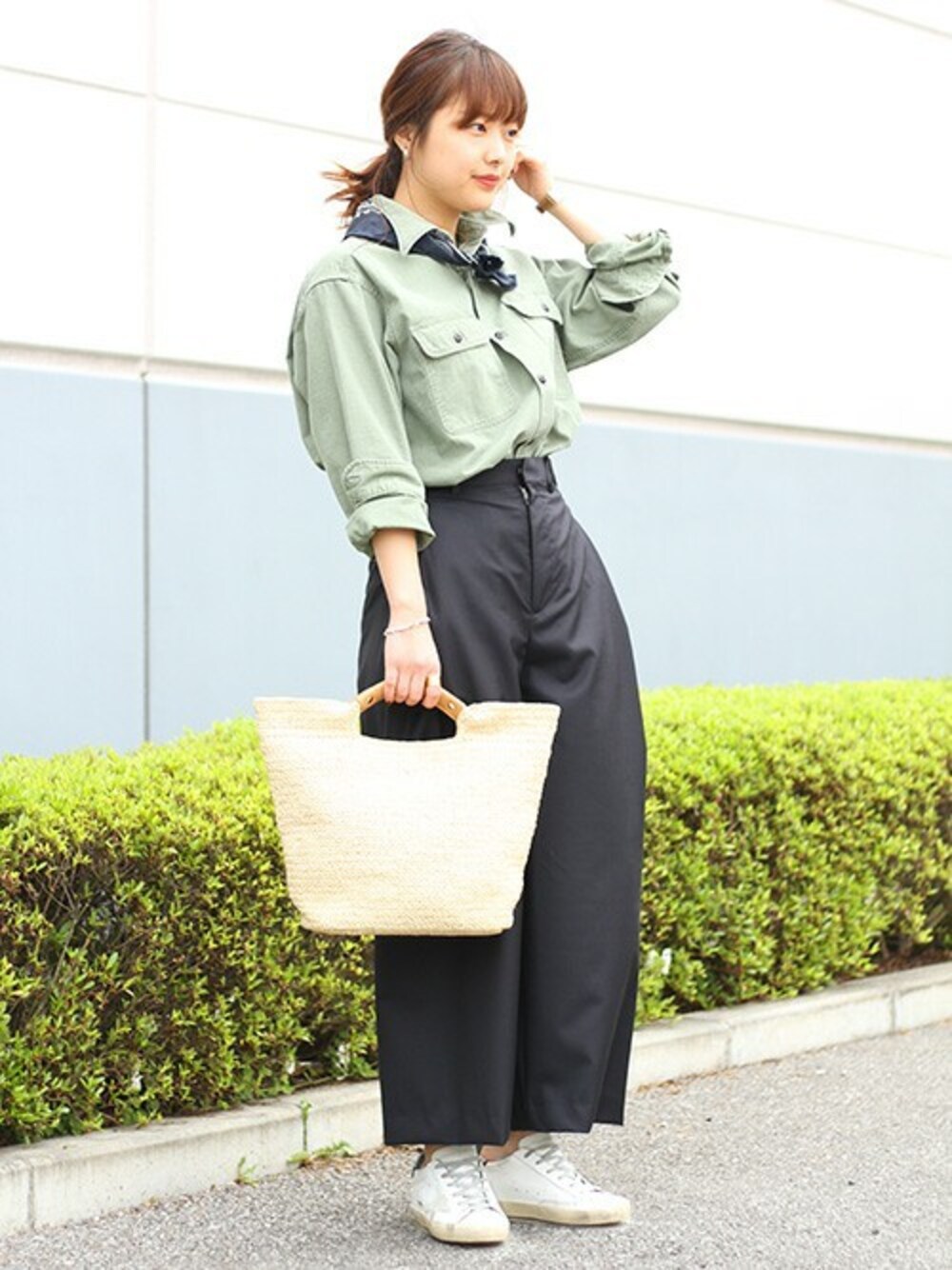 ホワイト系のスニーカーを着用したレディースの春コーディネートの1枚目の写真