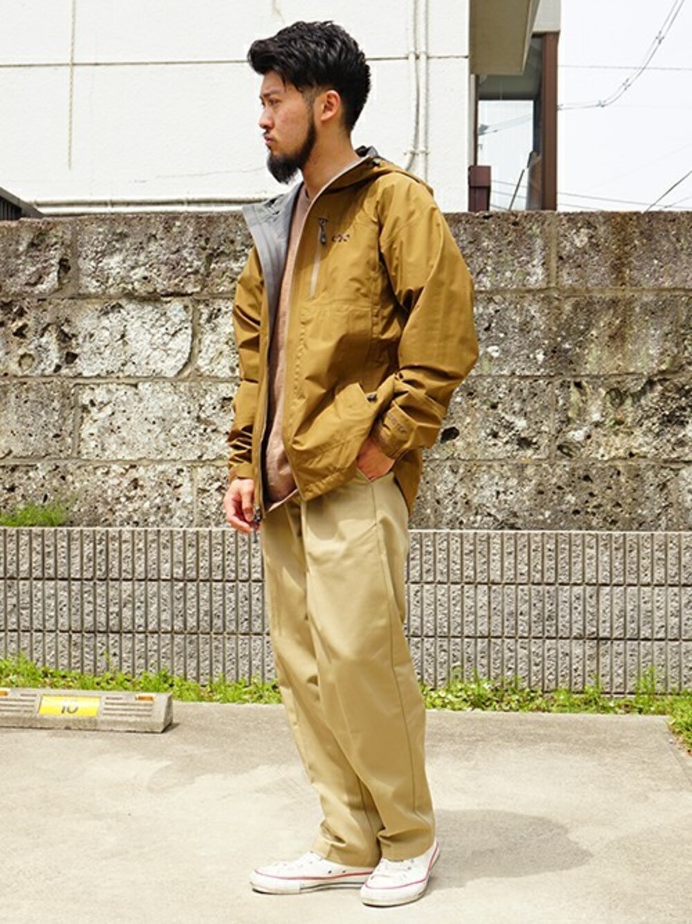 「マウンテンパーカー、アウトドアスタイル、GORE-TEX、ユニセックス、防水、タウンユース、梅雨、山登りスタイル、梅雨コーデ、防水アウター」｜「OUTDOOR RESEARCHのOUTDOOR RESEARCH / アウトドアリサーチ：FORAY JACKET：194955011[AST]（ブルゾン、ブラウン系）」を使った、ARKnets STAFFさん（メンズ・171cm）の夏コーディネートの1枚目の写真