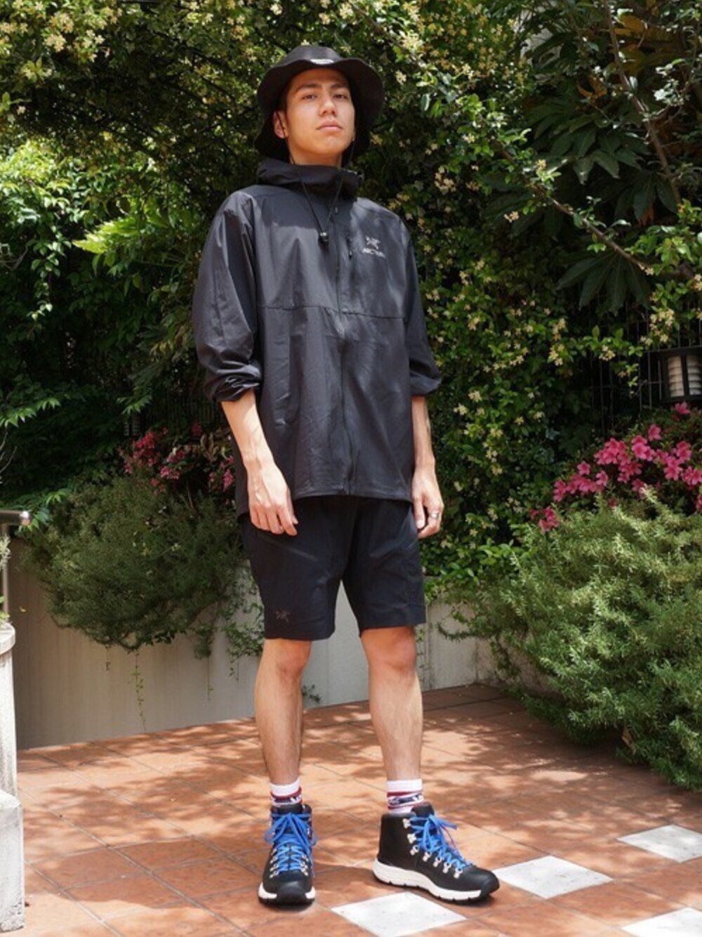 「マウンテンパーカー、ブラック、アウトドアスタイル、アークテリクス、メンズ、ARC'TERYX、KAVU、防水、Danner、ダナー」｜「ARC'TERYXのARC'TERYX / アークテリクス：Squamish Hoody Men's：L06348200[STD]（マウンテンパーカー、ブラック系）」を使った、ARKnets STAFFさん（メンズ・173cm）の夏コーディネートの1枚目の写真
