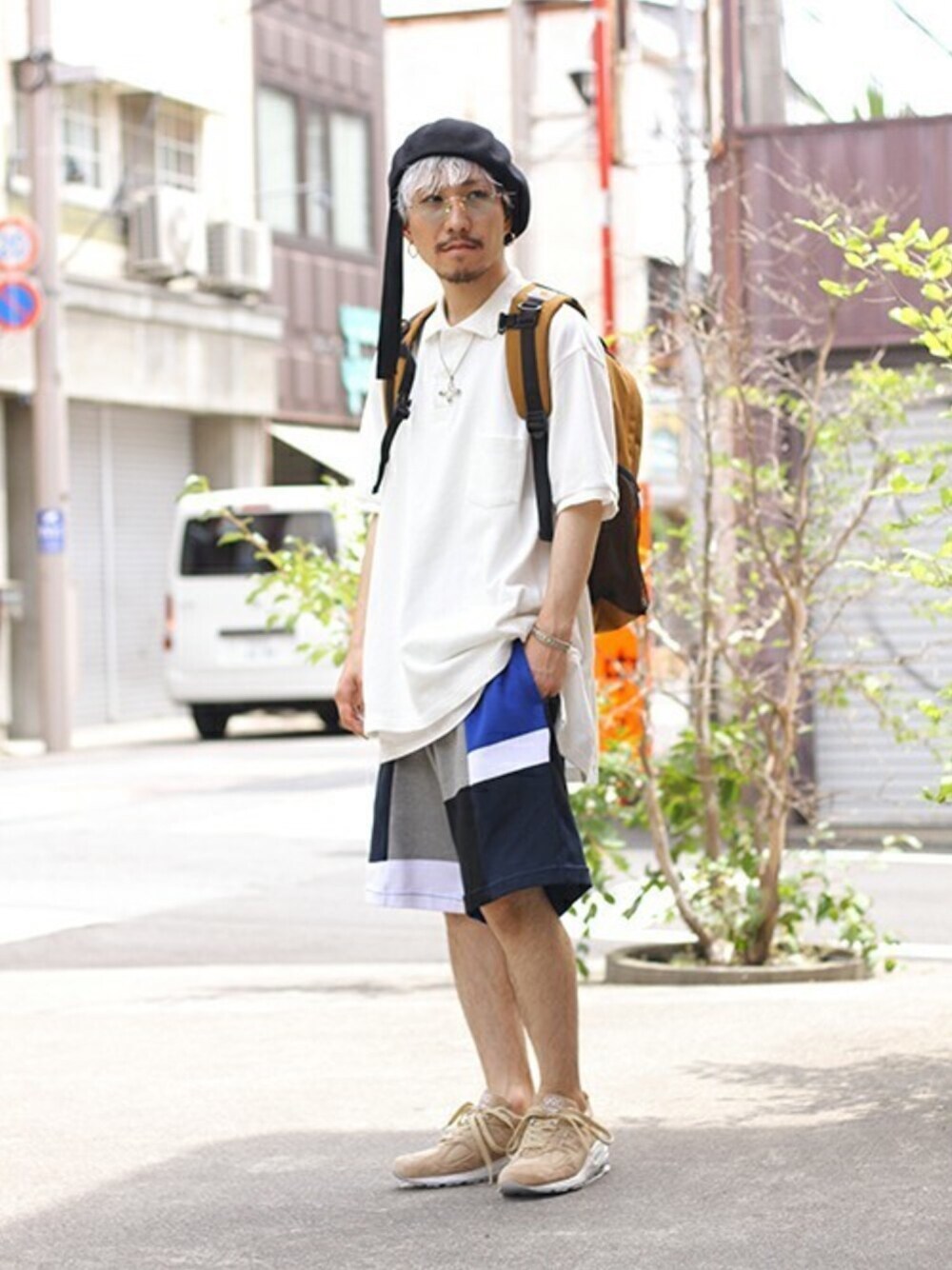 「ビッグシルエット、リュック、ベレー帽、ショートパンツ、レイヤードスタイル、ワイドパンツ、ポロシャツ、ベレー帽×メガネ」｜「is-nessのAIMAI BIG POLO SHIRT (Sweden forces Reprint cotton pique )（ポロシャツ、ホワイト系）」を使った、ARKnets STAFFさん（メンズ・165cm）の夏コーディネートの1枚目の写真