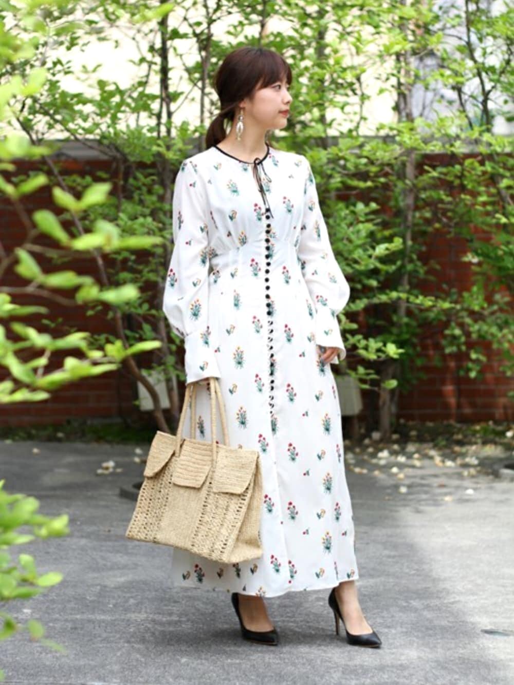 「パンプス、ピアス、ヒール、mame、ロングワンピース、かごバッグ、総柄ワンピース、pippichic、77circa、MAISON N.H PARIS」｜「77circaのTHE Dallas×77circa metallic long pierce 1 -SILVER-（ピアス（両耳用）、シルバー系）」を使った、ARKnets STAFFさん（レディース・160cm）の夏コーディネートの1枚目の写真